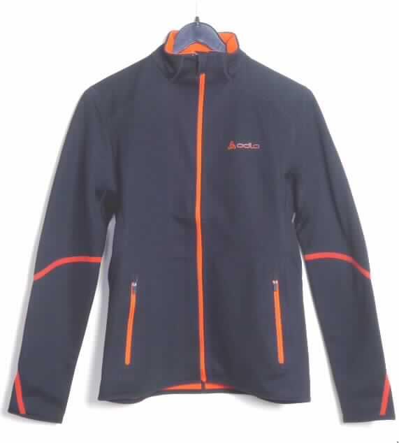 Jacke für Männer, sog. Jacket PIZ ALBANA (Art. 230111), Größe S, siehe Foto,
- aus einem 1,4 mm dicken, zweilagigen Flächenerzeugnis bestehend aus zwei miteinander verklebten 
  Gewirkelagen aus lt. Antrag 100% synthetische Chemiefasern,
- ungefüttert,
- über die Taille reichend (Rückenlänge: 64 cm),
- mit einem Stehkragen,
- vorn mit einer durchgehenden Öffnung mit einem bis in die Kragenspitzen reichenden Reißverschluss;
  am Kragenrand mit einer kurzen Überlappung von links über rechts (Männerkleidung),
- mit langen Ärmeln,
- vorn mit zwei eingesetzten Taschen mit Reißverschluss unterhalb der Taille, 
- körpernah in Bahnen gearbeitet; besitzt aufgrund der Ausstattung und des Materials eine gewisse 
  Formfestigkeit (somit kein strickjackenähnliches Kleidungsstück der Position 6110),
- am unteren Rand gesäumt,
- wird üblicherweise nicht als äußerstes Kleidungsstück über jeder anderen Kleidung getragen und 
  bietet keinen Wetterschutz (somit kein Kleidungsstück der Position 6101).