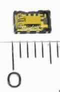 Temperaturkompensierter Oszillator (TCXO), JT53L
- aus einer mit einem piezoelektrischen Quarzkristall, einer integrierten Schaltung und einem
  regelbaren Kondensator bestückten gedruckten Schaltung,
- in einem Metall-/Keramikgehäuse mit vier Anschlüssen.

"Elektrisches Gerät, mit eigener Funktion, in Kapitel 85 anderweit weder genannt noch
 inbegriffen, temperaturkompensierter Oszillator, bestehend aus einer gedruckten Schaltung,
 bestückt mit mindestens einem piezoelektrischen Quarzkristall und einem regelbaren
 Kondensator, in einem Gehäuse"