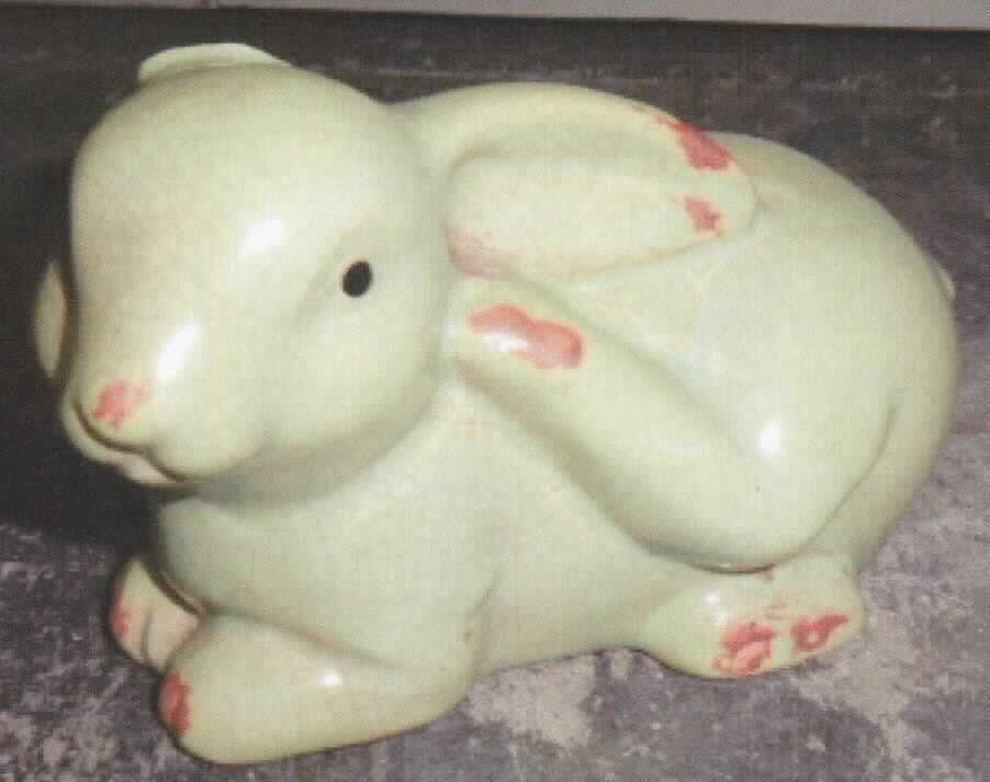 Keramischer Ziergegenstand, sog. Dekoartikel Osterhase, Art. 218.945-946, Foto siehe Anlage, 
- pastellgrüner, in Bruchoptik glasierter, liegender Hase,
- mit einer Höhe von ca. 8 cm, einer Länge von ca. 14,5 cm und einer Breite von ca. 7 cm,
- keramisches Erzeugnis, nach der Formgebung gebrannt, tonmineralhaltiges Material enthaltend, 
- nach dem Ergebnis der wissenschaftlichen Untersuchung handelt es sich weder um Porzellan noch um 
  gewöhnlichen Ton, Steinzeug, Steingut oder feine Erden, das Erzeugnis ist als andere keramische Ware 
  anzusehen,
- ohne Hinweise auf Handarbeit,
- kein Festartikel der Position 9505, da die Ware keinen eindeutigen Bezug zum Osterfest aufweist.

"Keramischer Ziergegenstand, aus anderer Keramik als Porzellan, gewöhnlicher Ton, Steingut oder feinen Erden, 
 nicht handgearbeitet"