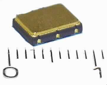 Spannungsgeregelter Oszillator (VCXO), JV75
- aus einer mit aktiven (monolithischen integrierten Schaltung, piezoelektrischer Kristall) und
  passiven (Kondensator) Bauelementen bestückten gedruckten Schaltung,
- in einem Metall/Keramik-Gehäuse mit 6 Anschlüssen.

"Elektrisches Gerät mit eigener Funktion, in Kapitel 85 anderweit weder genannt noch
  inbegriffen; spannungsgeregelter Oszillator, nicht temperaturkompensiert, bestehend aus
  einer mit aktiven und passiven Bauelementen bestückten gedruckten Schaltung, in einem
  Gehäuse"