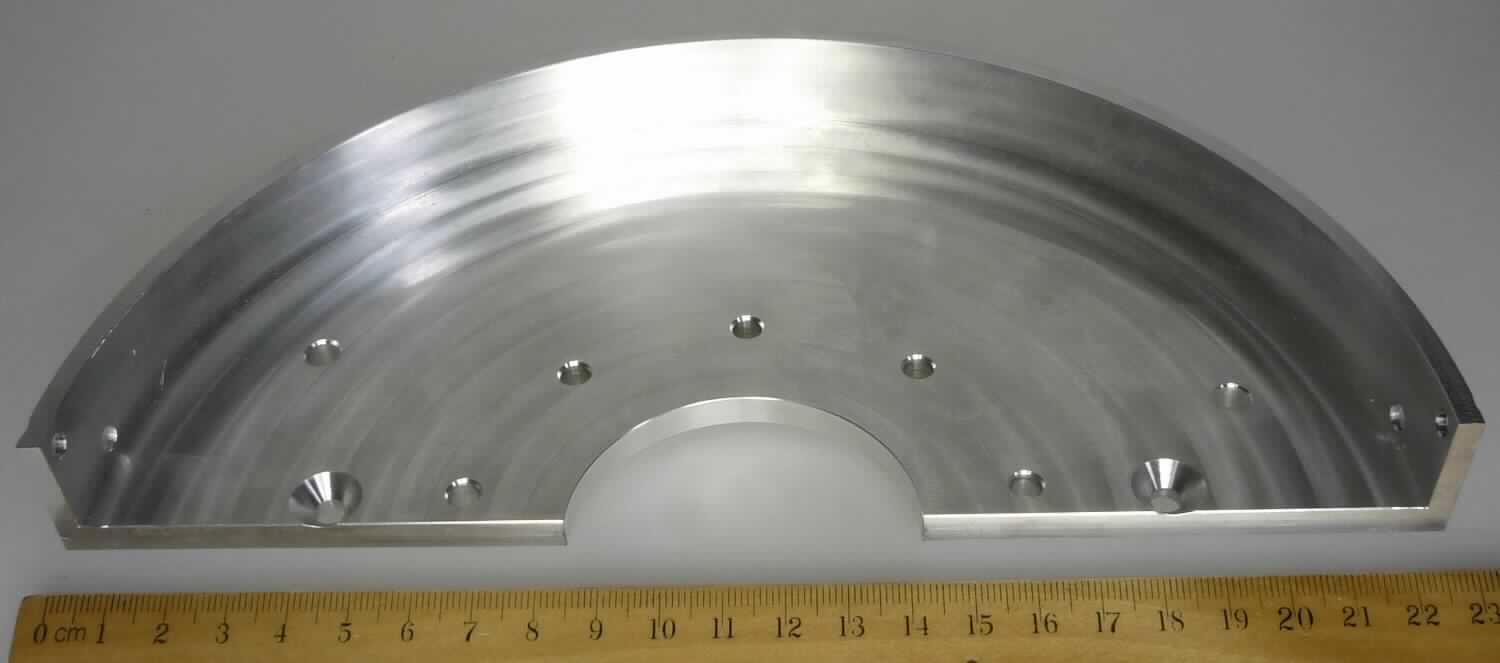 Sog. Segmentscheibe,
- halbkreisförmiges Erzeugnis aus unendlem Metall, mit umlaufendem, mit spezifischen 
  Bohrungen versehenem Rand, mittig mit einer halbkreisförmigen Aussparung versehen; 
- bestimmt zur Aufnahme und zum Führen eines Zahnriemens. 

Das Erzeugnis ist als "Riemen- und Seilscheibe, nicht aus Eisen oder Stahl gegossen, nicht für zivile Luftfahrzeuge" einzureihen.