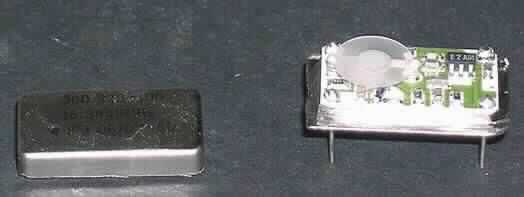 Spannungsgeregelter Oszillator (VCXO), JCO923
- aus einer mit aktiven (monolithischen integrierten Schaltung, piezoelektrischer Kristall) und
  passiven (Kondensator) Bauelementen bestückten gedruckten Schaltung,
- in einem Metallgehäuse mit 4 Anschlüssen.

"Elektrisches Gerät mit eigener Funktion, in Kapitel 85 anderweit weder genannt noch
  inbegriffen; spannungsgeregelter Oszillator, nicht temperaturkompensiert, bestehend aus
  einer mit aktiven und passiven Bauelementen bestückten gedruckten Schaltung, in einem
  Gehäuse"