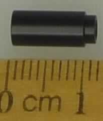 Sogenannte Mutter in Form einer zylinderförmigen Kunststofferzeugnisses mit einem Durchmesser von 5 mm und einer Höhe 11,6 mm. Der Durchmesser verjüngt sich an einer Seite auf einer Länge von 1,5 mm von 5 auf 4 mm. Zudem ist das Bauteil auf dieser Seite mit einer axialen Bohrung mit einem Durchmesser von 2,5 mm und einer Tiefe von 6 mm versehen (siehe Abbildung in der Anlage). Es wird als funktionsnotwendiger Bestandteil in einem Hall-Encoder verbaut und dient dort der exakten Positionierung der Sensorplatine über dem rotierenden Gebermagneten.
Die Ware wird als "Teil, erkennbar hauptsächlich bestimmt für ein Gerät vom Messen oder Prüfen, in Kapitel 90 anderweit weder genannt noch inbegriffen" eingereiht.