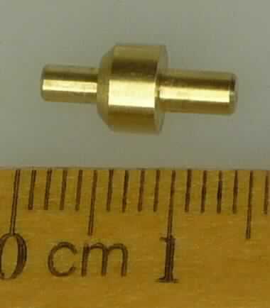 Sog. Distanzstück, im Wesentlichen bestehend aus einem zylindrischen Metallkörper mit einer Länge von 13 mm und einem Durchmesser von 2,5 mm. In der Mitte des Körpers befindet sich eine Verdickung, die eine Länge von 4 mm aufweist und den Durchmesser des gesamten Körpers auf 6 mm anwachsen lässt. Der gesamte Körper besitzt spezifische Abschrägungen und Rundungen.
Die Ware wird an einen Hall-Encoder montiert und ist für die exakte Positionierung des verbauten Sensors zu einem signalgebenden Magneten verantwortlich.

Zur äußeren Form siehe Abbildung in der Anlage.

Die Ware wird als "Teil, erkennbar hauptsächlich bestimmt für Geräte und Maschinen zum Messen oder Prüfen, in Kapitel 90 anderweit weder genannt noch inbegriffen" eingereiht.