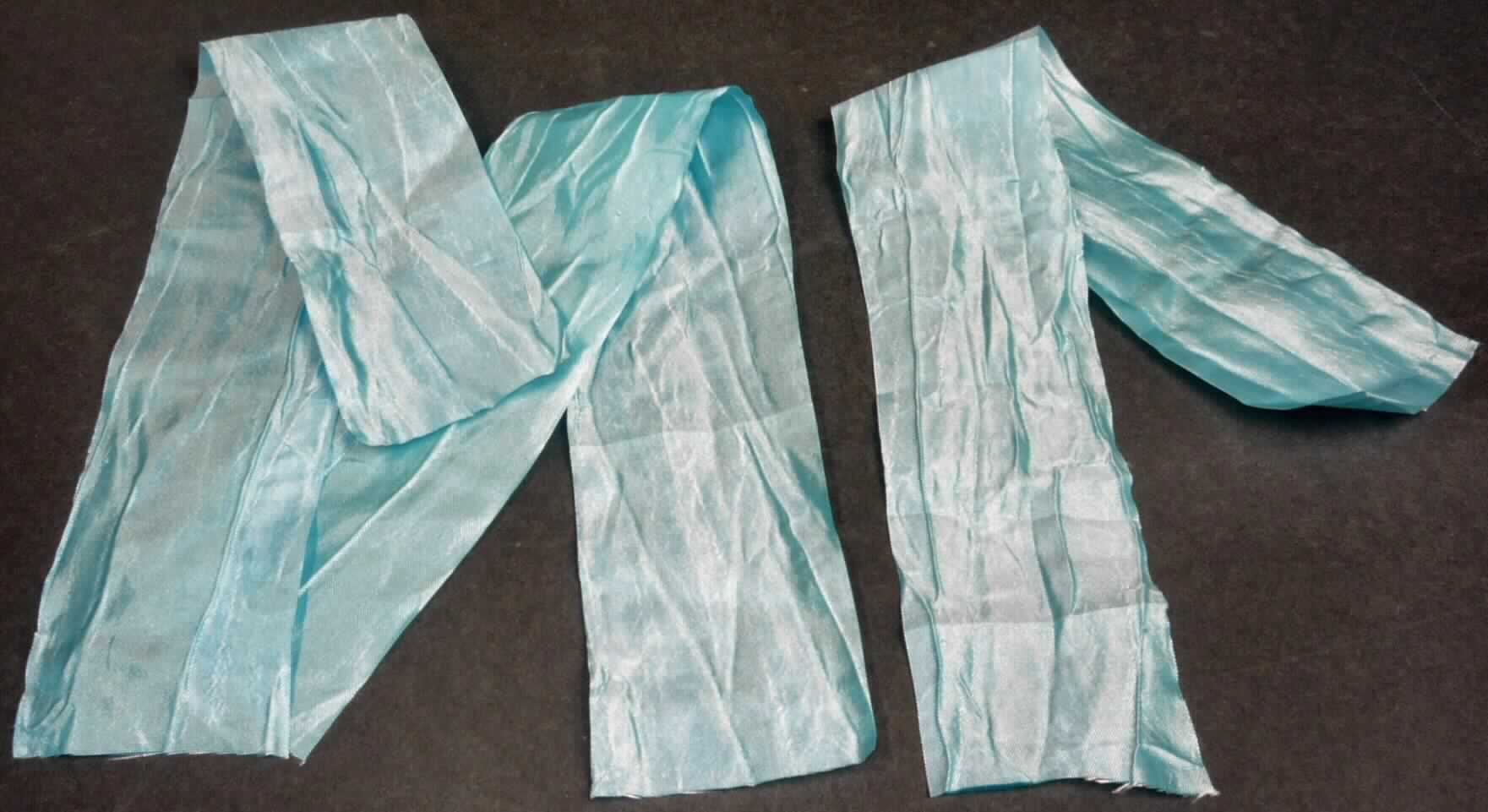 Band, Artikel 2234, Fotos siehe Anlage,
- laut Antrag in zwei verschiedenen Ausführungen:
-- als Meterware auf einer Spule; mit einer Breite von 5 cm und einer Länge von 20 m bzw. mit einer Breite von
   10 cm und einer Länge von 15 m (veranschaulicht durch zwei Abschnitte mit einer Breite von etwa 5 cm),
- laut Untersuchungsergebnis:
-- Gewebeband aus synthetischen Chemiefasern (laut Antrag aus Polyester),
-- mit einer Breite von 5,1 cm,
-- mit unechten Webkanten (an den Längskanten heiß geschnitten),
- kein Samt, Plüsch, Chenille- oder Schlingengewebe.

"Band, keine Ware der Position 5807, anderes als in den Unterpositionen 5806 10 und 5806 20 genannte, 
 aus Chemiefasern, mit unechten Webkanten"