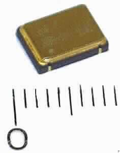 Piezoelektrischer Kristalloszillator, O 8.0 - JO75
- mit einer festen Frequenz von 8,0 MHz, 
- aus einem mit aktiven und passiven  Bauelementen (Kondensator, monolithische
  integrierte Schaltung, Schwingquarz) bestückten Keramikträger,
- in einem Keramikgehäuse mit einer Kennzeichnung und 4 Anschlüssen.

"Elektrisches Gerät mit eigener Funktion, in Kapitel 85 anderweit weder genannt noch
 inbegriffen; Piezoelektrischer Kristalloszillator mit einer festen Frequenz in einem
 Frequenzbereich von 1,8 MHz bis 67 MHz, in einem Gehäuse"