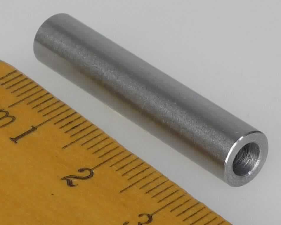Distanzhülse aus rostfreiem Stahl

Bei der Ware handelt es sich um ein konzentrisches Hohlerzeugnis, mit über die gesamte Länge gleichbleibendem, nur einen einzigen geschlossenen Hohlraum aufweisenden Querschnitt derselben inneren und äußeren Form (Rohr). Das Rohr ist nahtlos fertiggestellt und besteht aus einem nicht rostendem Stahl (1-4034). 
Abmessungen: Länge: 35 mm, Außendurchmesser: 7 mm, Wandstärke: 1,4 mm. 
Das Rohrstück wird als Distanzhülse verwendet.

Die Ware ist als nahtlose Rohre, mit kreisförmigem Querschnitt, aus nicht rostendem Stahl, mit einem äußeren Durchmesser von 168,3 mm oder weniger, andere in die Codenummer 7304 4993 90 0 des Zolltarifs einzureihen.
