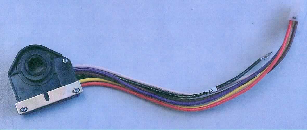 Switch-Potentiometer (Art.-Nr.: 125766),
- aus einem Kohleschichtwiderstand auf einem Träger, mit Widerstandsleiterbahnen einem
  Schleifkontakt und Anschlüssen,
- für eine Leistung von weniger als 20 W,
- zum Einbau in die Deichsel von deichselgeführten Flurförderfahrzeugen zur Antriebsbeeinflussung 
  (Fahrtrichtung und Fahrgeschwindigkeit) bestimmt.

"Elektrischer Stellwiderstand, kein Draht-Stellwidestand, für eine Leistung von 20 W oder weniger 
 - Switch-Potentiometer"