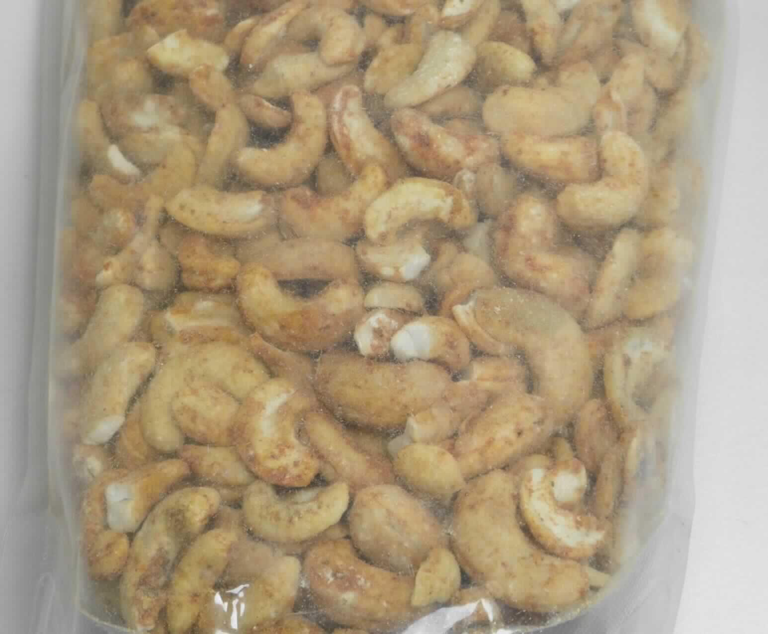 Cashewnüsse, zubereitet.

Antragsangaben (als zutreffend unterstellt): Gebackene Cashewnüsse in Gewürzmischung. Aufmachung: in Verkaufseinheiten mit einem Gewicht des Inhalts von 50, 200 oder 1.000 g.
Zutaten (gem. vorgelegtem Warenetikett): Cashewnüsse, Tamarinde, Cumin, Chili, Fenchel, Salz.

Beschaffenheit des vorgelegten Warenmusters: beige-braune, ganze sowie halbe, mit einer rot-bräunlichen Gewürzmischung überzogene Cashewkerne, würzig, scharf, arttypisch schmeckend.

Früchte, Nüsse und andere genießbare Pflanzenteile, in anderer Weise zubereitet oder haltbar gemacht, auch mit Zusatz von Zucker, anderen Süßmitteln oder Alkohol, anderweit weder genannt noch inbegriffen, Schalenfrüchte, Erdnüsse und andere Samen, auch miteinander vermischt, andere, einschließlich Mischungen, in unmittelbaren Umschließungen mit einem Gewicht des Inhalts von 1 kg oder weniger, tropische Nüsse, andere.