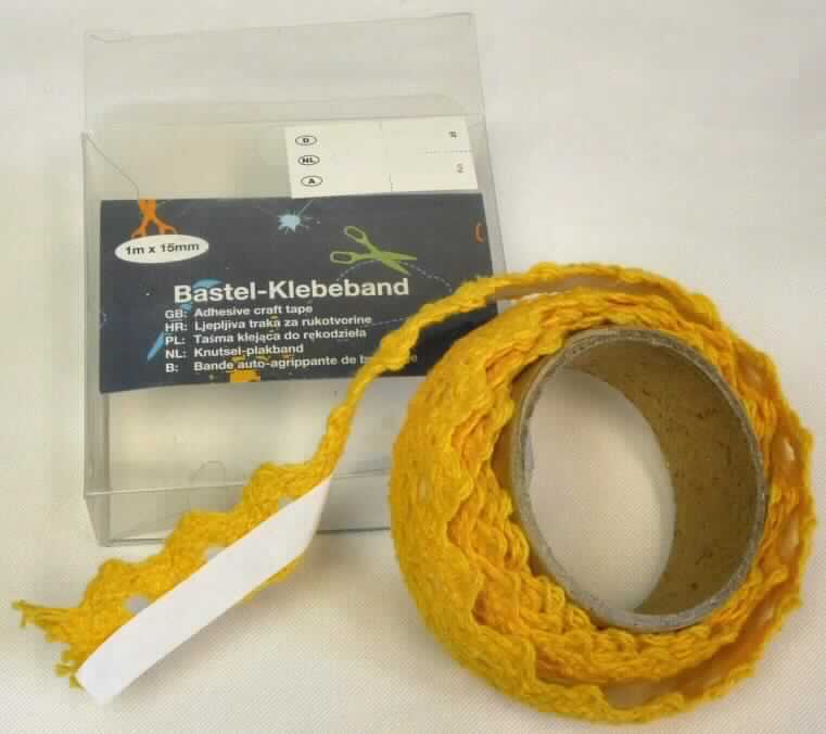 Posamentierware, sog. Bastel-Klebeband, Foto siehe Anlage,
- auf eine Rolle aus Pappe gewickelt und in einer Kunststoffschachtel verpackt, 
- als Meterware; laut Antrag in den Abmessungen: 1 m x 15 mm, 
- aus einer Klöppelspitze aus laut Antrag Polyester (synthetische Chemiefasern), u. a. somit weder eine Ware der 
  Position 5907 noch ein Band der Position 5806,
- am oberen Rand rückseitig mit einem selbstklebenden Streifen und einem Abdeckpapier versehen, somit keine
  Ware der Position 5804,
- zu Zier- und Dekorationszwecken, wird laut Antrag zum Basteln verwendet.

"Posamentierware, als Meterware, ohne Stickerei, andere als solche aus Gewirken oder Gestricken"