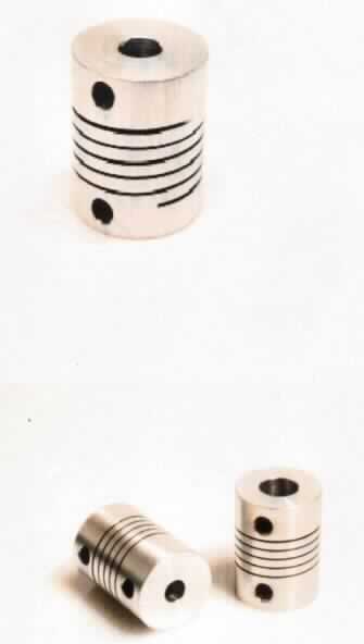 Bei der als "flexible Motorwellen-Kupplung" bezeichneten Ware handelt es sich um eine nach technischer Zeichnung gefertigte universelle Wellenkupplung mit einer Länge von ca. 25 mm und einem Außendurchmesser von ca. 13 mm. Sie dient als Verbindungsstück von einer 5-mm-Welle auf eine Welle mit größerem Durchmesser. Die Kupplung hat vier Stellschrauben und nimmt durch die Schnitte im Aluminium Schwingungen auf.

Die Ausgleichskupplung wird als "Wellenkupplung aus Aluminium, nicht für bestimmte Luftfahrzeuge bestimmt" eingereiht.