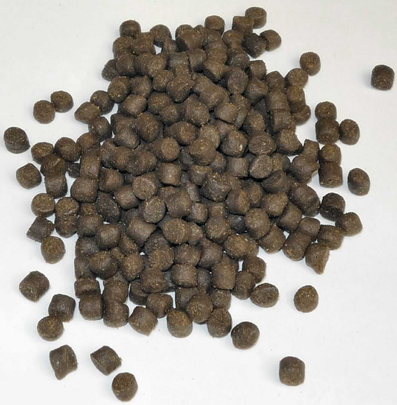 Fischfutter

Antragsangaben: NATURA TROUT 4,5 MM NATURLAND - Fischfutter extrudiert. Rezept 5826: Fischmehl, Bioweizen, Biosojakuchen, Fischöl, Vitamine, Kalk, Bioweizenquellstärke, Hefeextrakte, Mineralstoffe, Bierhefe, Biobollmehl. Stärke 9,5 %. Keine Milch/Milchprodukte und keine Dextrose enthaltend.

Beschaffenheit des Waremusters: dunkelbraune, ca. 4,5 x 4 mm große, zylinderförmige, harte Extrudate mit intensivem Geruch nach Fisch. Musteretikett-Text (Auszug): NATURA TROUT 4.5 mm. NATURLAND. Alleinfutter für BIO Mastforellen.

Zubereitungen von der zur Fütterung verwendeten Art, andere, einschließlich Vormischungen, Glucose, Glucosesirup, Maltodextrin oder Maltodextrinsirup der Unterpositionen 1702 30 50, 1702 30 90, 1702 40 90, 1702 90 50 und 2106 90 55 oder Stärke oder Milcherzeugnisse enthaltend, keine Stärke enthaltend oder mit einem Gehalt an Stärke von 10 GHT oder weniger, keine Milcherzeugnisse enthaltend oder mit einem Gehalt an Milcherzeugnissen von weniger als 10 GHT, Fischfutter.

Diese Auskunft bezieht sich auf die Ware mit einem Stärkegehalt von 10 GHT oder weniger. Sollte der Stärkegehalt aufgrund der natürlichen Schwankungsbreite der eingesetzten Inhaltstoffe die 10-GHT-Grenze überschreiten, wird sie nicht mehr von dieser Auskunft erfasst.