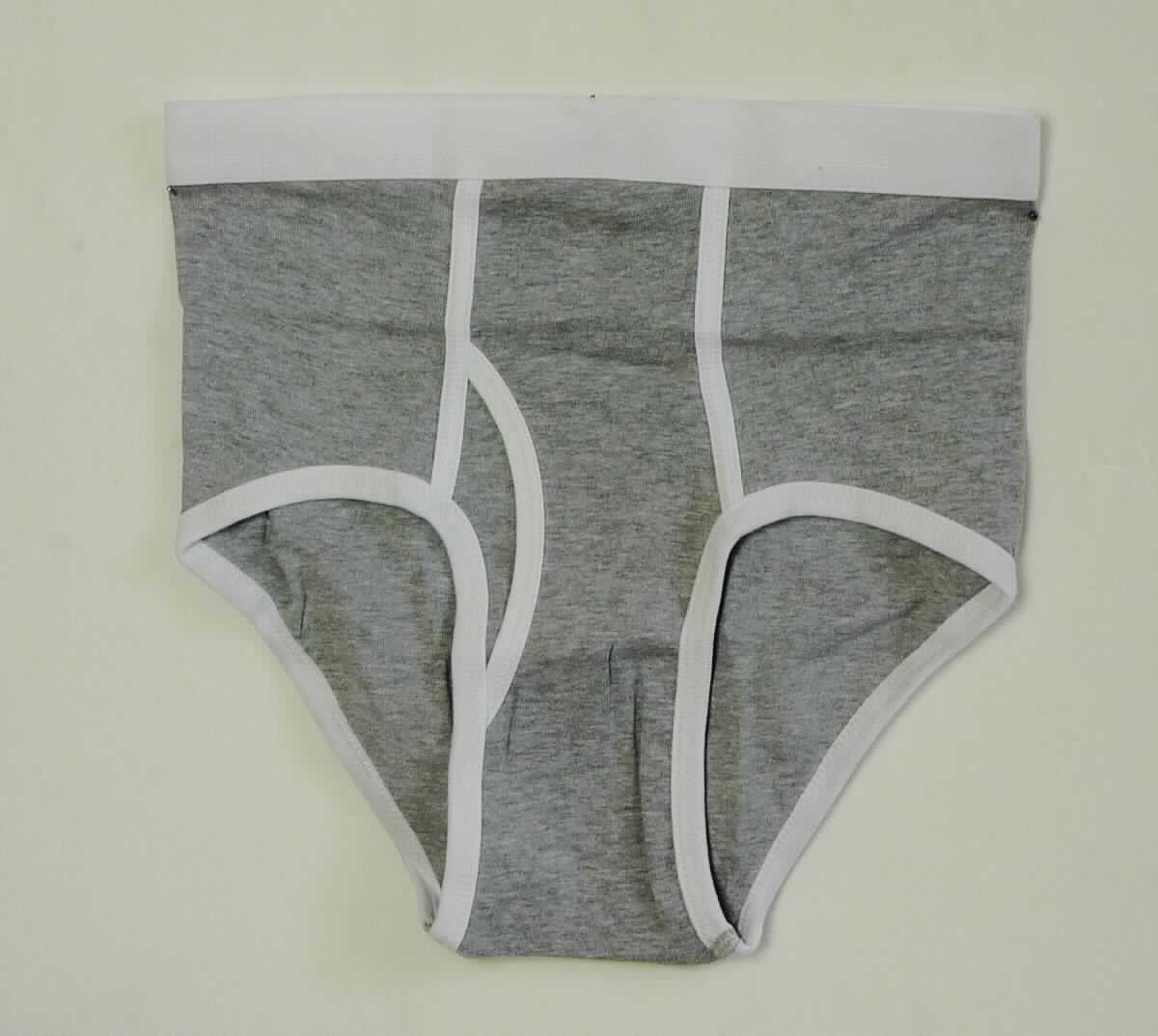 Slip, sog. Strick Unterhose, Art. 4415, Größe M, Foto siehe Anlage,
- in einem Polybeutel mit bedrucktem Papiereinleger verpackt,
- aus ca. 0,7 mm dicken, buntgewirkten Gewirken (melierte Garne) aus laut Antrag 90 % Baumwolle und 
  10 % Polyester (synthetische Chemiefasern),
- in der Taille abschließend, mit einem ca. 3,0 cm breiten, elastischen Taillenbund aus Geweben aus Spinnstoffen,
- ohne Öffnung und ohne Verschluss,
- im vorderen Bereich mit Eingriff; aufgrund des Schnitts eindeutig als Männerkleidung erkennbar,
- mit hohen Beinausschnitten, an den Rändern mit schmalen Randeinfassungen aus Gewirken aus Spinnstoffen 
  versehen.

"Slip, aus Gewirken, für Männer, aus Baumwolle"