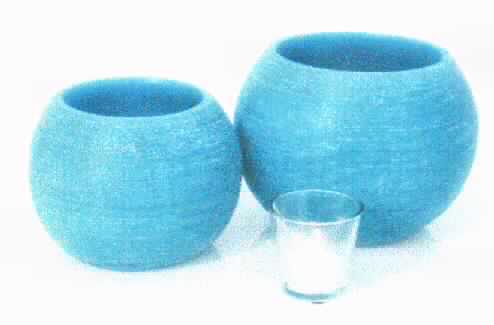 Das sog. "Windlicht aus Wachs", Art. 15181 stellt eine zusammengesetzte Ware aus einem kugelförmigen, türkisfarbenen Wachskörper dar (Durchmesser 15 cm, Höhe 12 cm, mit einer runden, bis zum Boden reichenden Aussparung zur  Aufnahme des beigefügten Glases (unter Durchmesser 4,5 cm, oberer Durchmesser 5,5 cm, Höhe ca. 7 cm). 
Zusammengesetzt stellt die Ware einen Ziergegenstand dar, dessen dekorative Wirkung durch einfügen eines herkömmlichen Teelichtes welches den Wachskörper von innen erhellt, erhöht wird.
Beide Bestandteile sind für den Einzelverkauf aufgemacht und werden gemeinsam verkauft.
Der Wachskörper ist hinsichtlich des Umfangs, Werts und der Bedeutung für die
Verwendung charakterbestimmend.
Das Erzeugnis wird als 4-er Set in einem Pappkarton zur Abgabe an den Verbraucher verpackt.
Es ist als "geformte Ware aus Wachs, anderweit weder genannt noch inbegriffen, nicht handgearbeitet" einreihen.