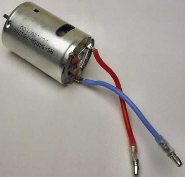 Es handelt sich um einen Gleichstrommotor in einem Metallgehäuse (Durchmesser ca. 34 mm / Länge ca. 50 mm) mit zwei Anschlusskabeln.
Der Elektromotor - mit einer Leistung von mehr als 37,5 Watt, jedoch weniger als 750 Watt - ist zum Einsatz im Modellbau bestimmt.

Techn. Daten (auszugsweise):
- Drehzahl: 32.000 U/min / 15 Turns
- Stromstärke: 16 A
- Versorgungsspannung: 7,2 V

Das Erzeugnis wird als "Elektromotor, Gleichstrommotor mit einer Leistung von 750 Watt oder weniger, anderer als von den Taric-Codes 8501 3100 10 bis 8501 3100 40 erfasst" eingereiht.

Anlage: 1 Abbildung