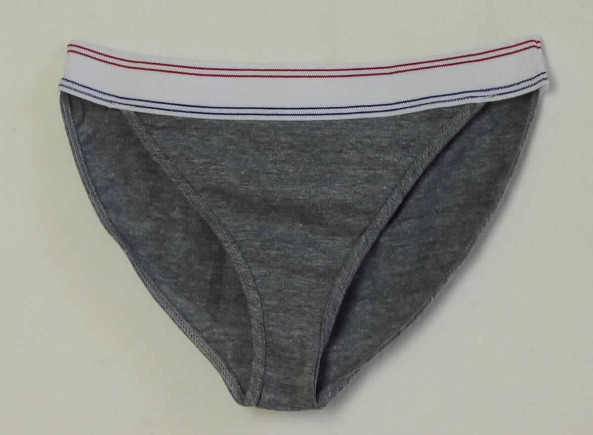 Slip, sog. Strick Slip, Art. RSA8392, Größe S, Foto siehe Anlage,
- aus ca. 0,5 mm dicken, buntgewirkten Gewirken (melierte Garne) aus laut Antrag 46 % Polyester, 23 % Viskose, 
  8 % Elasthan (alles Chemiefasern) und 23 % Baumwolle,
- als Hüftslip gearbeitet; mit einem ca. 3,5 cm breiten, elastischen Bund aus Geweben aus Spinnstoffen,
- ohne Öffnung und ohne Verschluss,
- aufgrund des Schnitts eindeutig als Frauenkleidung erkennbar,
- mit hohen Beinausschnitten; an den Rändern mit Randeinfassungen aus o. g. Gewirken ausgestattet.

"Slip, aus Gewirken, für Frauen, aus Chemiefasern"