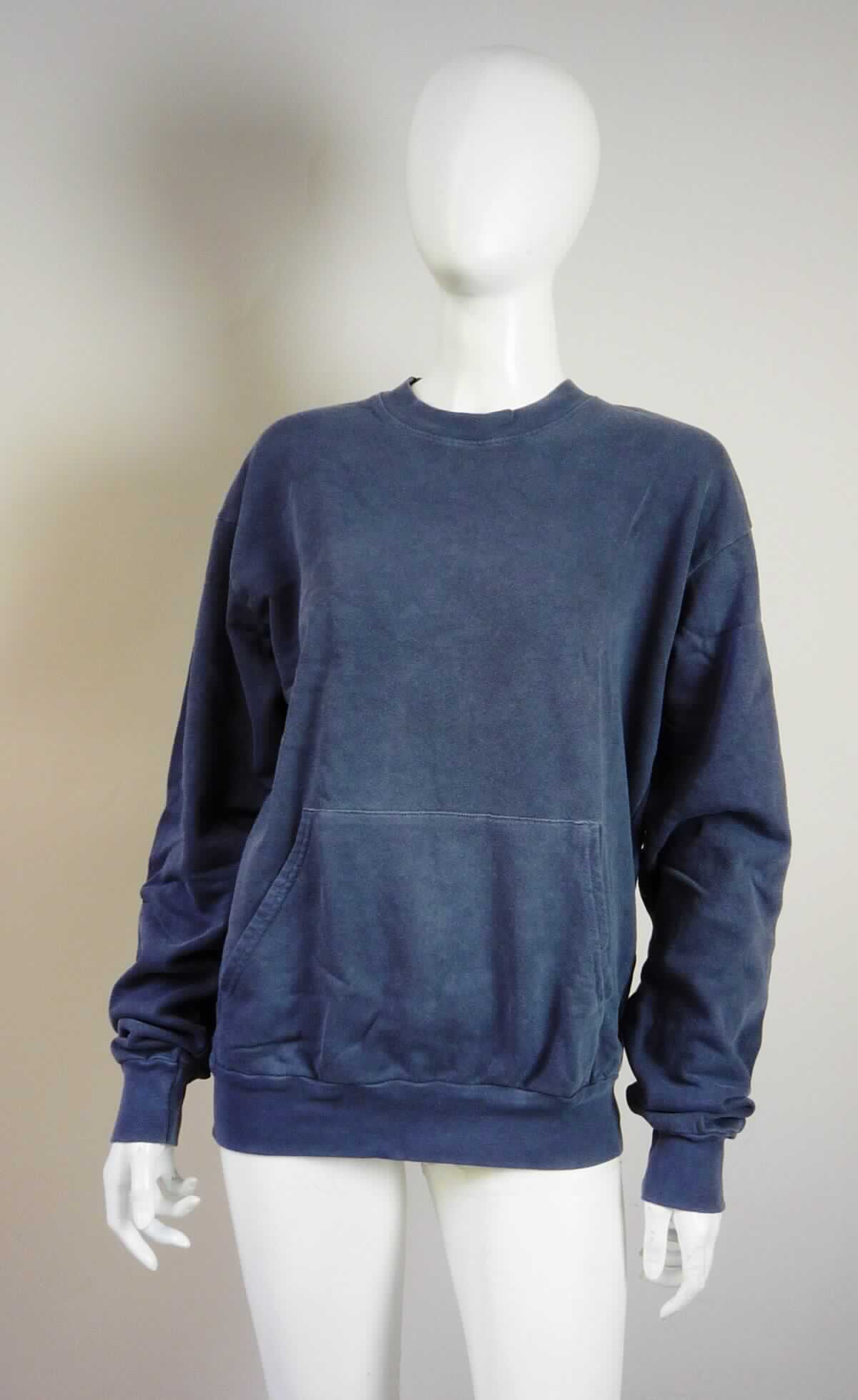 Blousonähnliches Kleidungsstück, sog. Strick Pullover, Artikelnummer RSAFS403, Größe S, Foto siehe Anlage,
- aus ca. 1,1 mm dicken, buntgewirkten Gewirken (melierte Garne) aus laut Antrag 85 % Baumwolle und 15 % 
  Polyester (synthetische Chemiefasern),
- über die Taille reichend (Rückenlänge: ca. 67 cm),
- mit einem runden Halsausschnitt,
- ohne Öffnung und ohne Verschluss; ohne Hinweise auf den Trägerkreis (unisex),
- mit langen Ärmeln, die über den unteren Rand des Kleidungsstücks hinausreichen; an den Ärmelenden mit 
  gerippt gewirkten Bündchen verengt,
- vorn mit einer großen, aufgesetzten Tasche (sog. Kängurutasche) unterhalb der Taille,
- am unteren Rand mit einem angesetzten, gerippt gewirkten, verengenden Bund,
- erfüllt die Merkmale zur Einreihung als blousonähnliches Kleidungsstück, somit kein Pullover.

"Blousonähnliches Kleidungsstück aus Gewirken, für Frauen, aus Baumwolle"