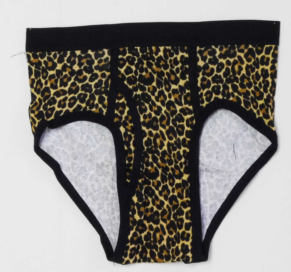 Slip, sog. Unisex Strick Unterhose, Art. 4415P, Größe M, Foto siehe Anlage,
- in einem Polybeutel mit bedrucktem Papiereinleger verpackt,
- aus ca. 0,7 mm dicken, bedruckten Gewirken aus laut Antrag 100 % Baumwolle,
- in der Taille abschließend, mit einem ca. 3,0 cm breiten, elastischen Taillenbund,
- ohne Öffnung und ohne Verschluss,
- im vorderen Bereich mit Eingriff; aufgrund des Schnitts eindeutig als Männerkleidung erkennbar,
- mit hohen Beinausschnitten, an den Rändern mit schmalen Einfassungen versehen.

"Slip, aus Gewirken, für Männer, aus Baumwolle"