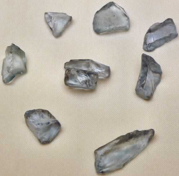Scherben von Glas, sog. farbige Glassteine (Bruchglas), Foto siehe Anlage,
- in Form von flachen, unregelmäßig geformten Plättchen,
- mit unregelmäßigen Bruchkanten (ohne scharfe Kanten),
- durch Zerkleinern von Glas hergestellt,
- geschliffen, poliert und gefärbt,
- mit einer Dicke von bis zu ca. 1 cm,
- mit einer Größe von ca. 1,5 bis ca. 3 cm,
- sollen zu Dekorationszwecken verwendet werden,
- eine Vielzahl der Scherben sind gemeinsam in einem zur Verpackung 
  dieser Waren üblichen Behälter (Dose) verpackt.

"Scherben von Glas"