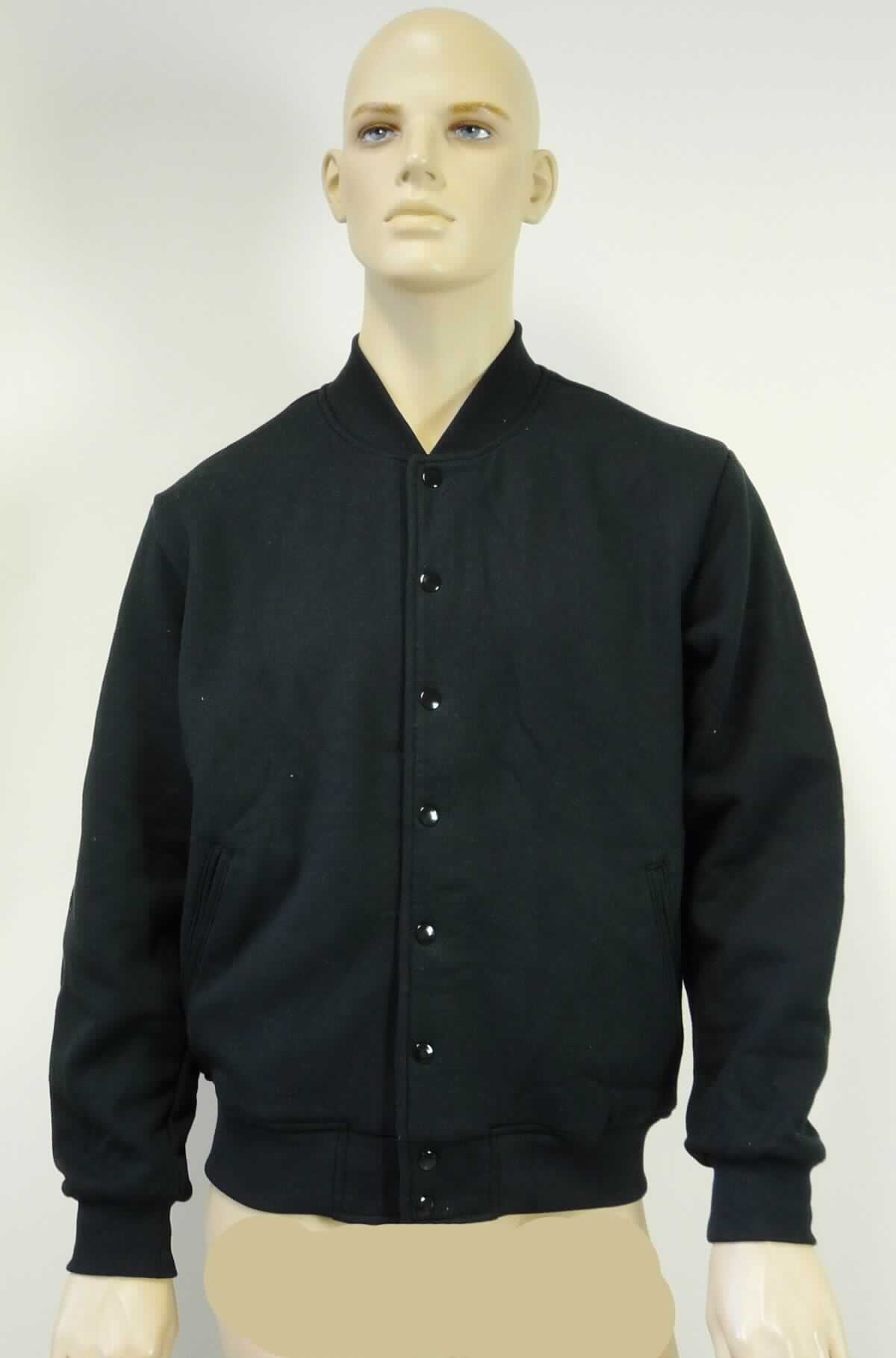 Blouson, sog. Strickjacke, Artikelnummer F499, Größe M, Foto siehe Anlage,
- aus ca. 1,5 mm dicken, einseitig (innen) gerauten, einfarbigen Gewirken aus laut Antrag 50 % Polyester 
  (synthetische Chemiefasern) und 50 % Baumwolle,
- über die Taille reichend (Rückenlänge: ca. 66 cm),
- hinten mit einem schmalen Stehkragen,
- mit einer durchgehenden Öffnung mit Druckknopfverschluss von links auf rechts (Männerkleidung),
- mit langen Ärmeln, die über den unteren Rand des Kleidungsstücks hinausreichen; an den Ärmelenden
  mit gerippt gewirkten Bündchen verengt,
- vorn mit zwei eingesetzten, offenen Taschen unterhalb der Taille,
- am unteren Rand mit einem angesetzten, gerippt gewirkten, verengenden Bund,
- erfüllt die Merkmale zur Einreihung als Blouson, somit keine Ware der Unterposition 6101 3010 und auch 
  keine Jacke oder Strickjacke . 
 
"Blouson, aus Gewirken, für Männer, aus Chemiefasern"
