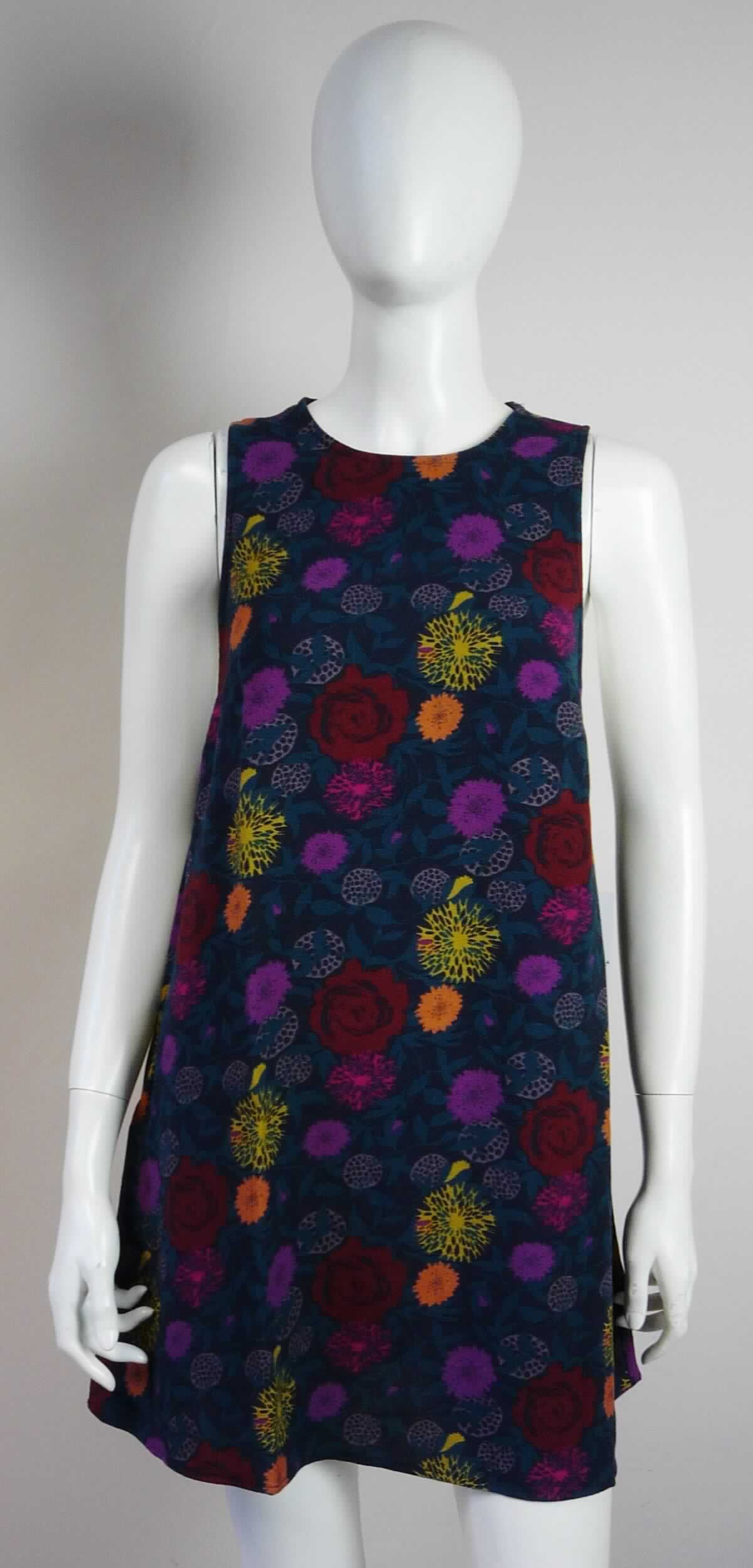 Kleid, Art. RSACRP3209P, Größe S, Foto siehe Anlage,
- aus ca. 0,7 mm dicken, buntbedruckten Geweben aus laut Antrag 95 % Polyester und 5 % Elasthan (beides 
  synthetische Chemiefasern),
- über den Schritt reichend (Rückenlänge: ca. 83 cm), 
- mit einem runden Halsausschnitt; hinten mit einer kurzen Öffnung mit Knopfverschluss am oberen Rand,
- ärmellos, mit weiten Armausschnitten,
- am unteren Rand durch Umschlagen und Festnähen gesäumt,
- kann aufgrund der Länge ohne ein weiteres, den Unterkörper bedeckendes Kleidungsstück getragen werden.

"Kleid, aus Geweben, für Frauen, aus synthetischen Chemiefasern"