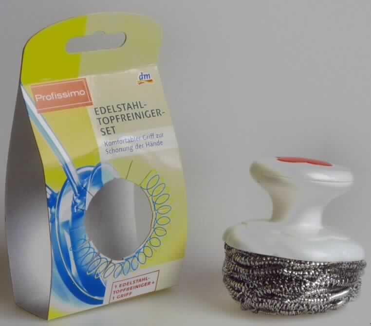 "Edelstahl Topfreiniger mit Griff"; es handelt sich um spiralförmig verwickelte Drähte aus Stahl (Stahlwolle; Edelstahl lt. Antragsteller), die an einem Griff aus Kunststoff befestigt sind.
Die Erzeugnisse sind zur Verwendung in der Küche bestimmt und dienen zur Reinigung von Töpfen und dergleichen. Sie sind in einem Verkaufsdisplay verpackt. Der Charakter der zusammengesetzten Ware wird durch die Stahlwolle bestimmt.

Abbildung siehe Anlage.

Derartige Erzeugnisse gehören als "den Schwämmen ähnliche Waren, zum Scheuern, Polieren oder dergleichen, aus Stahl" zur Codenummer 7323 1000 00 des Integrierten Zolltarifs der EG (TARIC).
