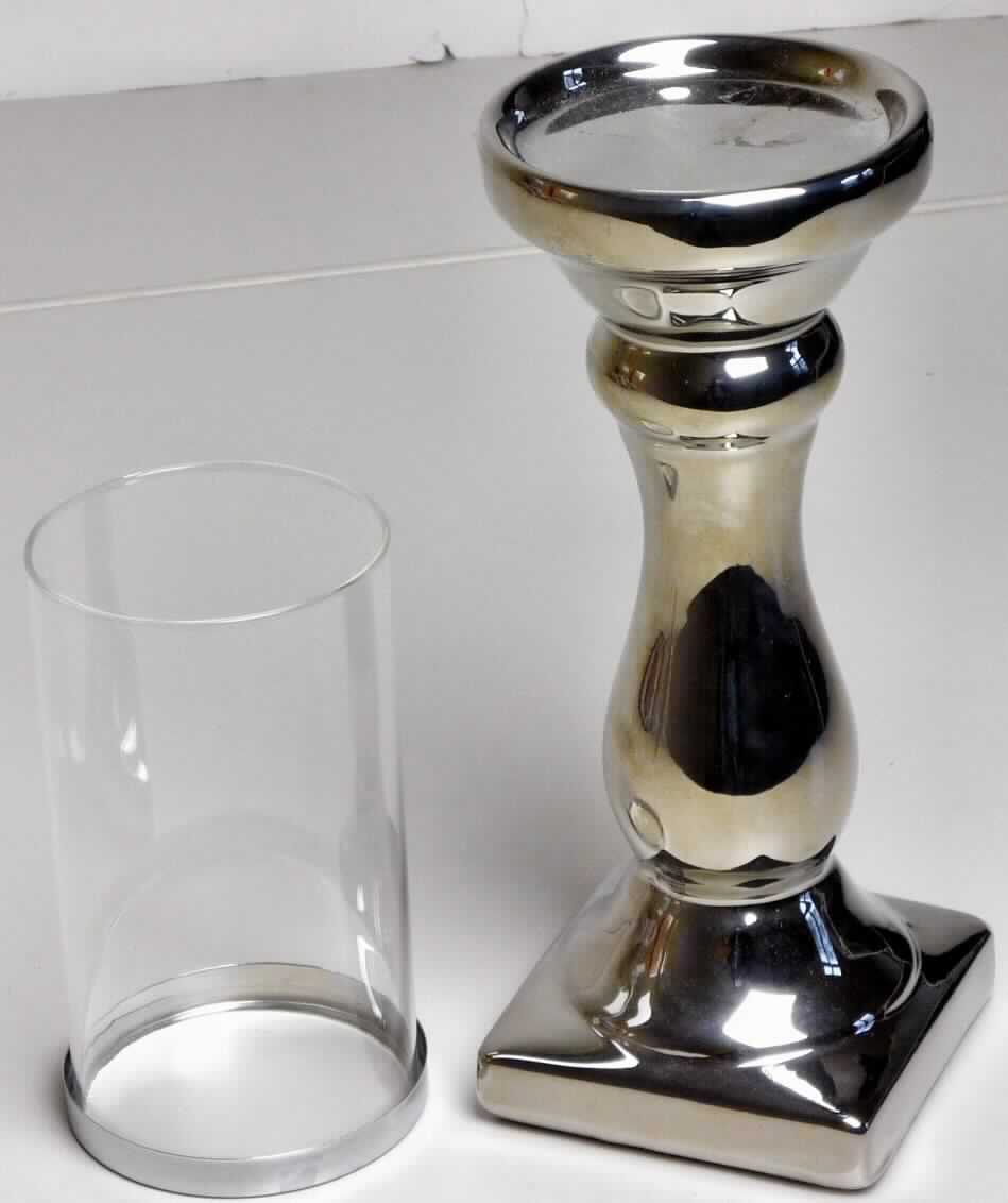 Keramischer Ziergegenstand, sog. Windlicht, Art. 4277500, Abbildung siehe Anlage, 
- silberfarbener, glasierter Ständer in Form einer Säule,
- mit einer Höhe von ca. 22,5 cm und einem Durchmesser der oberen Stellfläche von ca. 8 cm,
- keramisches Erzeugnis, nach der Formgebung gebrannt, tonmineralhaltiges Material enthaltend, 
- nach dem Ergebnis der wissenschaftlichen Untersuchung handelt es sich weder um Porzellan noch um 
  gewöhnlichen Ton, Steinzeug, Steingut oder feine Erden, das Erzeugnis ist als andere keramische Ware 
  anzusehen,
- ohne Hinweise auf Handarbeit,
- kein nicht elektrischer Beleuchtungskörper der Position 9405, weil die Ware nicht passgenau zur Aufnahme 
  eines handelsüblichen Teelichts gearbeitet ist und keine spezielle Vorrichtung zur Aufnahme einer Kerze 
  aufweist, die der Kerze einen festen Halt gibt (Klammer, Dorn, Napf usw.).

"Keramischer Ziergegenstand, aus anderer Keramik als Porzellan, gewöhnlicher Ton, Steingut oder feinen Erden, 
 nicht handgearbeitet"