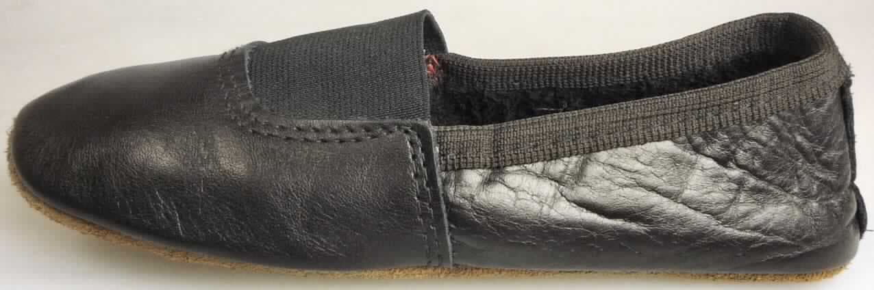 Gymnastikschuhe (lt. Antrag: "Gymnastikschuhe für Kinder"; Foto siehe Anlage)
- mit Laufsohlen aus Leder; nicht mit einer Hauptsohle aus Holz,
- mit Oberteil (geschlossenes Blatt) aus Leder,
- auf das Oberteil sind Stücke aus Leder und Spinnstoff als Verstärkungsteile aufgesetzt,
- mit einem ca. 4 cm breiten, elastischen Spinnstoffeinsatz über dem Vorderfuß,
- ohne Schutz in der Vorderkappe,
- den Knöchel nicht bedeckend,
- mit einer Länge der Innensohle von weniger als 24 cm,
- (lt. Antrag) kein Versand aus Macau

"Schuhe mit Laufsohlen und Oberteil aus Leder, andere als in den UPos.
 6403 1200 00  bis 6403 5991 91 genannt"