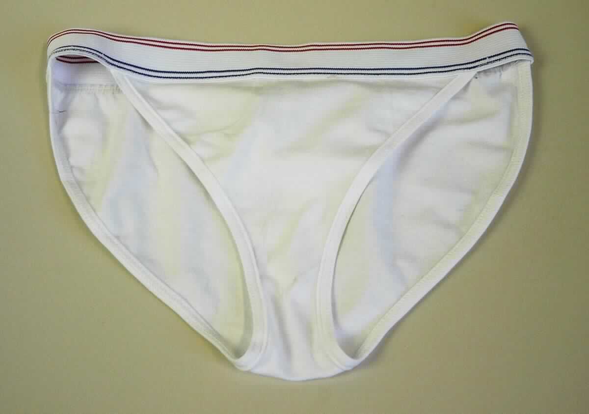 Slip, sog. Panty, Art. RSA8392, Größe S, Foto siehe Anlage,
- aus ca. 0,5 mm dicken, einfarbigen Gewirken aus laut Antrag 95 % Baumwolle und 5 % Elasthan (synthetische 
  Chemiefasern),
- als Hüftslip gearbeitet; mit einem ca. 3,5 cm breiten, elastischen Bund aus Geweben aus Spinnstoffen,
- ohne Öffnung und ohne Verschluss,
- aufgrund des Schnitts eindeutig als Frauenkleidung erkennbar,
- mit hohen Beinausschnitten; an den Rändern mit Randeinfassungen aus o. g. Gewirken ausgestattet.

"Slip, aus Gewirken, für Frauen, aus Baumwolle"