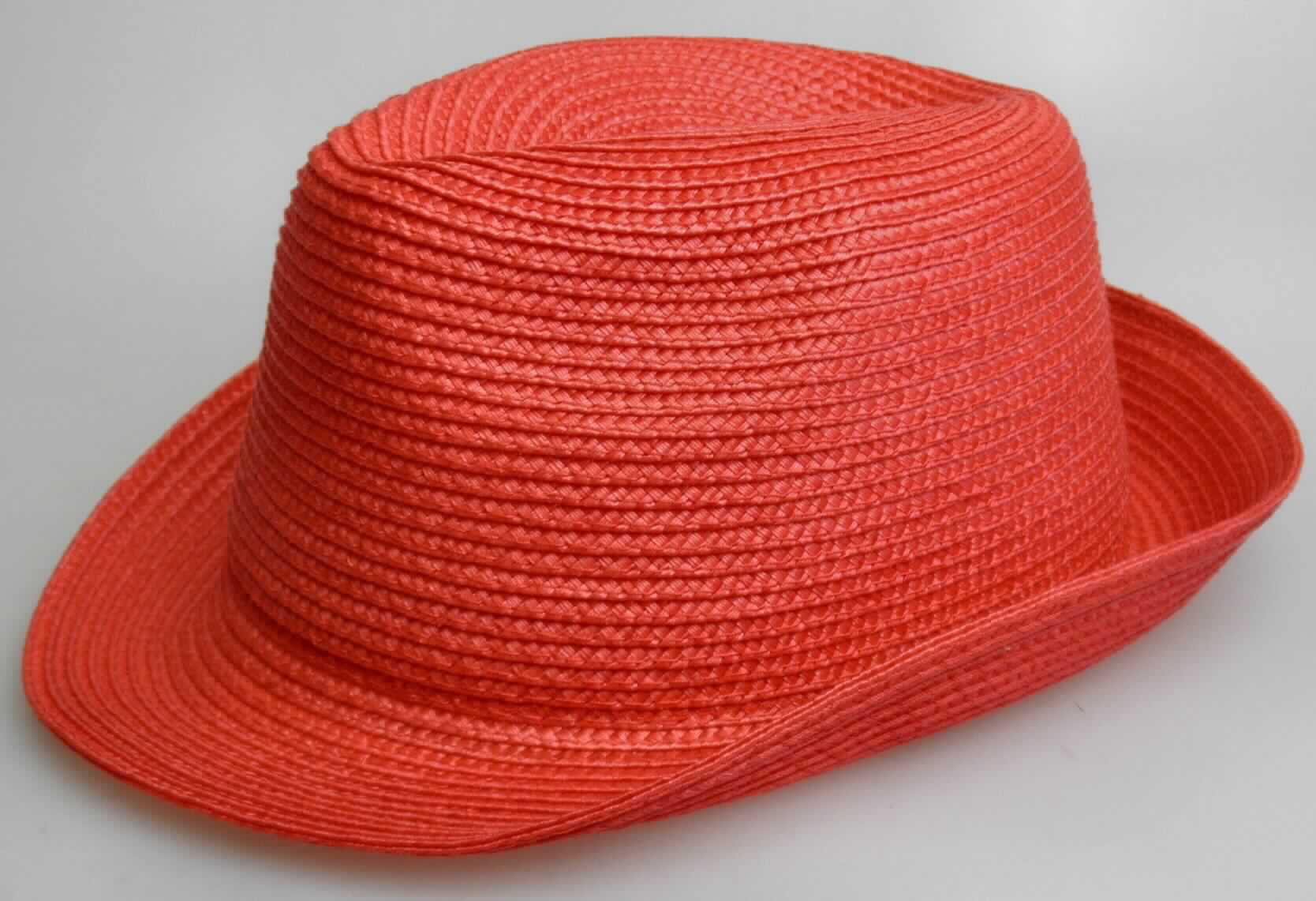 Hut, sog. Damen Strandhut (koralle), Foto siehe Anlage, 
- aus spiralförmig zusammengenähten Streifen aus geflochtenen Spinnstoffen hergestellt,
- mit einer umlaufenden, ca. 5,5 cm breiten Krempe,
- innen mit einem eingenähten Schweißband ausgestattet.

"Hut, durch Verbindung von Streifen aus Stoffen aller Art hergestellt, ausgestattet"