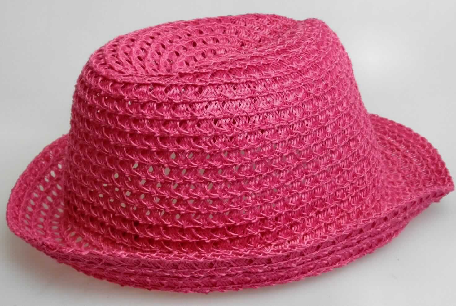 Hut, sog. Damen Strandhut (pink), Foto siehe Anlage, 
- aus spiralförmig zusammengenähten Streifen aus geflochtenen Spinnstoffen hergestellt,
- mit einer umlaufenden, ca. 5 cm breiten Krempe,
- innen mit einem eingenähten Schweißband ausgestattet.

"Hut, durch Verbindung von Streifen aus Stoffen aller Art hergestellt, ausgestattet"
