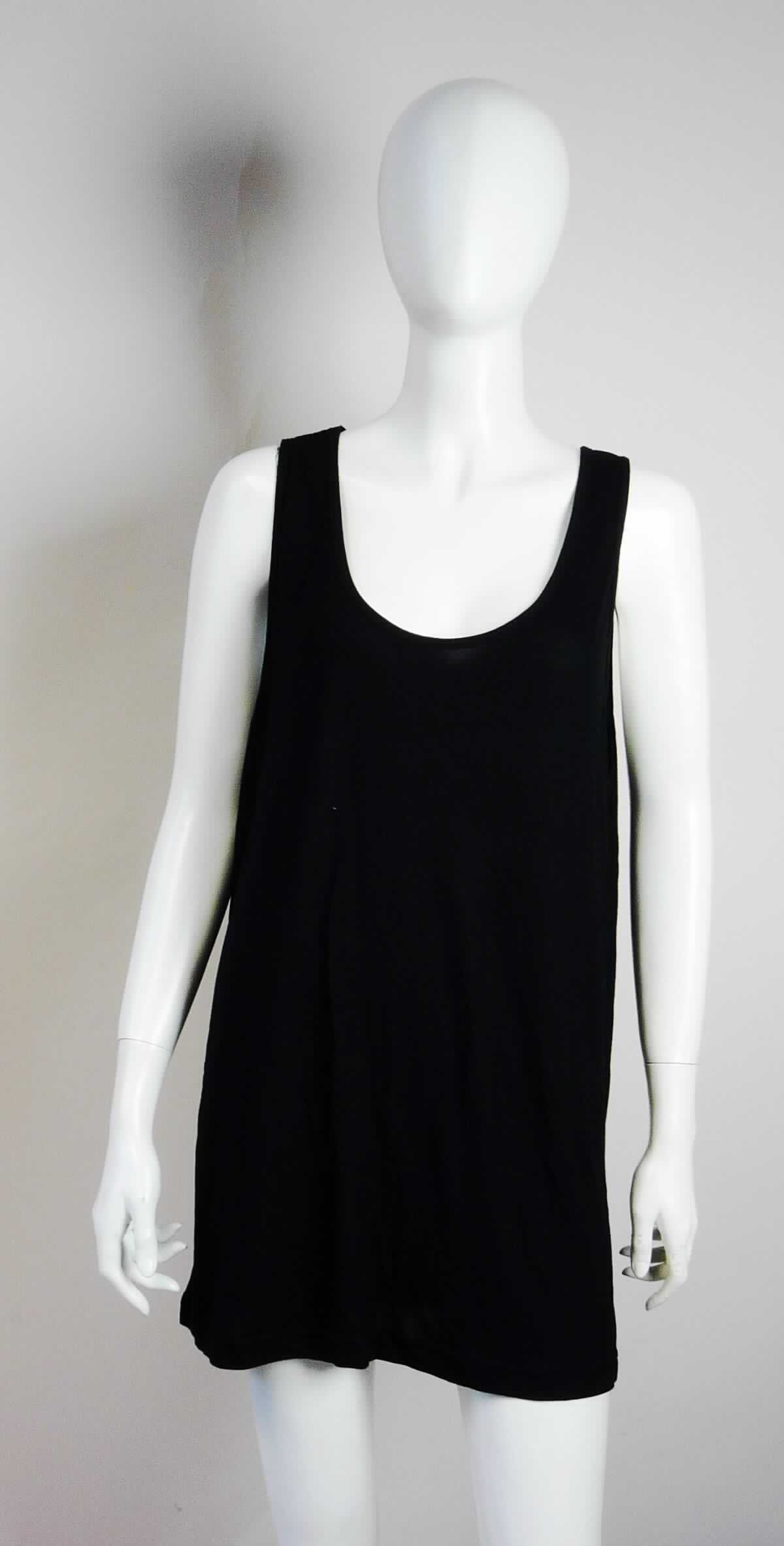 Kleid, sog. Strick Trägertop, Art. RSAVC401, Größe +2 (Einheitsgröße), Foto siehe Anlage,
- aus ca. 0,5 mm dicken, einfarbigen Gewirken aus laut Antrag 100 % Viskose (künstliche Chemiefasern),
- über den halben Oberschenkel reichend (Rückenlänge: ca. 88 cm),
- mit einem runden Ausschnitt,
- ärmellos, mit weiten Armausschnitten,
- ohne Öffnung und ohne Verschluss,
- am unteren Rand durch Umschlagen und Festnähen gesäumt,
- kann aufgrund der Länge ohne ein weiteres, den Unterkörper bedeckendes Kleidungsstück getragen werden, 
  somit keine Ware der Position 6109.

"Kleid, aus Gewirken, für Frauen, aus künstlichen Chemiefasern"