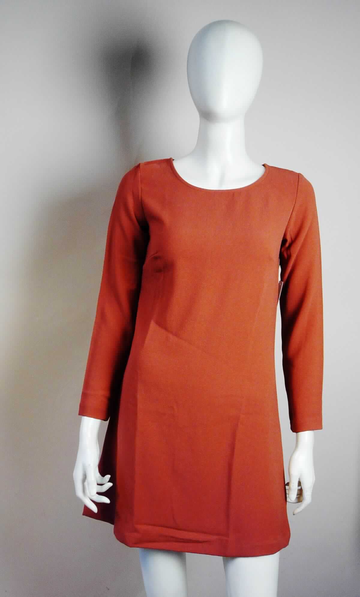 Kleid, sog. Minikleid, Art. RSACRP3136, Größe S, Foto siehe Anlage,
- aus ca. 0,7 mm dicken, einfarbigen Geweben aus laut Antrag 95 % Polyester und 5 % Elasthan (beides 
  synthetische Chemiefasern),
- über den Schritt reichend (Rückenlänge: ca. 83 cm), 
- mit einem runden Halsausschnitt,
- ohne Öffnung und ohne Verschluss,
- mit Brustabnähern, 
- mit langen Ärmeln, 
- am unteren Rand durch Umschlagen und Festnähen gesäumt,
- kann aufgrund der Länge ohne ein weiteres, den Unterkörper bedeckendes Kleidungsstück getragen werden.

"Kleid, aus Geweben, für Frauen, aus synthetischen Chemiefasern"