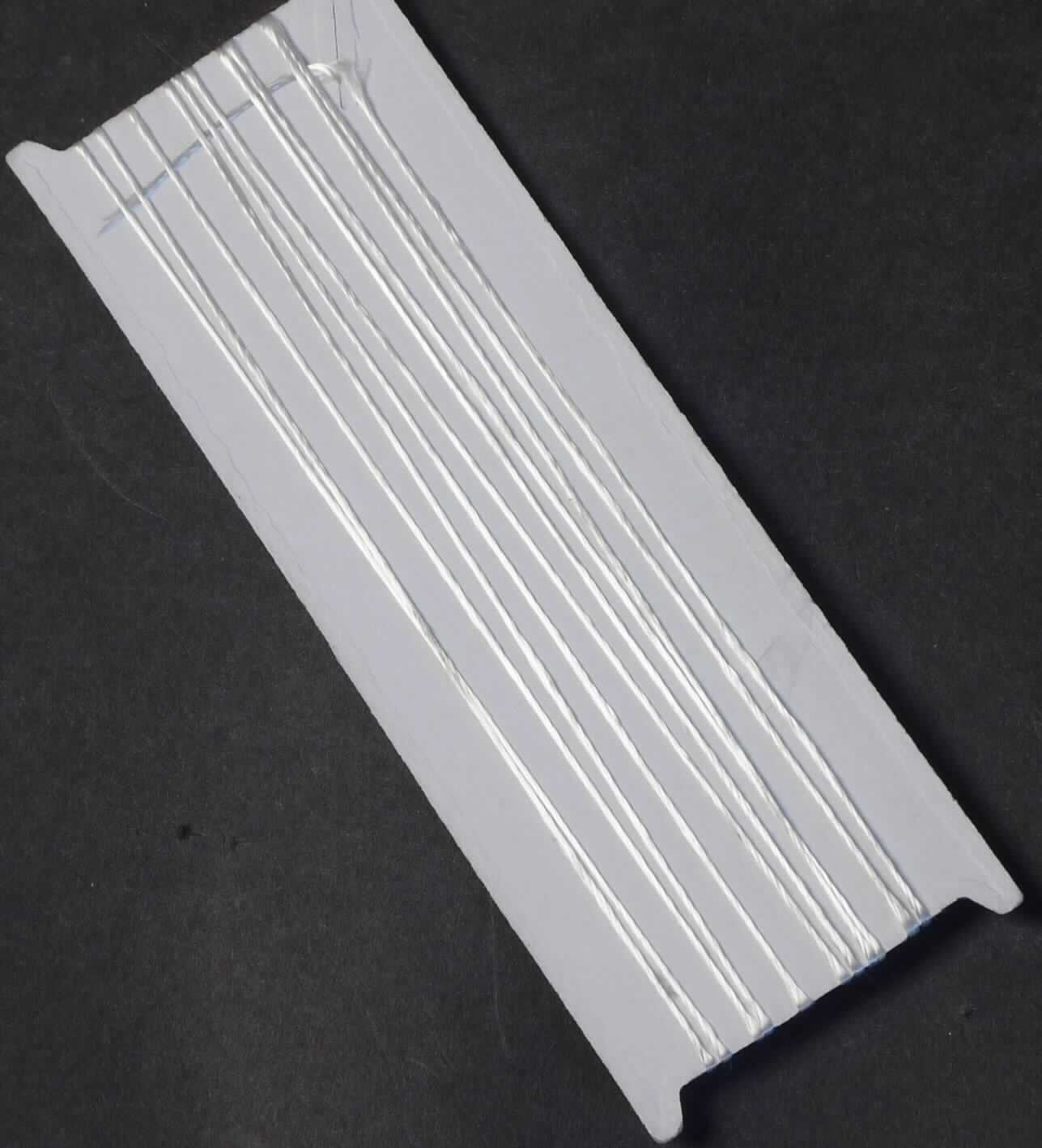 Ware aus Glasfasern (Garn), sog. Hakotherm1200-Garn, Foto siehe Anlage,
- lt. Antrag mit einem Gehalt an Siliciumdioxid von 94 GHT,
- lt. Antrag mit einem Titer von 180 tex,
- lt. Antrag mit einem Nenndurchmesser der Einzelfilamente von 6 µm,
- lt. Untersuchungsergebnis:
- - gezwirntes Garn in Z-Drehung aus textilen Endlosglasfilamenten, somit kein Glasseidenstrang (Roving),
- eine Imprägnierung bzw. Beschichtung ist nicht erkennbar,
- lt. Antrag auf Spulen aufgemacht.

"Ware aus Glasfasern (Garn), andere als Glasseidenstränge (Rovings), aus Filamenten, Garne aus
verspinnbaren Endlosglasfilamenten mit einem Titer von 11 tex oder einem Vielfachen hiervon (± 7,5 %),
mit einem Siliciumdioxidgehalt von 93 GHT oder mehr und einem Nenndurchmesser von 6 µm oder 9 µm,
unbehandelt"