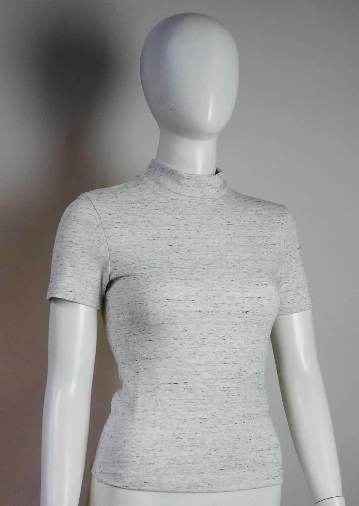 Unterziehpulli, sog. Strick T-Shirt, Art. RSAPO305, Größe S, Foto siehe Anlage,
- aus ca. 0,9 mm dicken (leichten), buntgewirkten Gewirken (melierte Garne) aus laut Antrag 79 % Viskose, 
  6 % Polyester, 5 % Elasthan (alles Chemiefasern) und 10 % Baumwolle; mit mehr als 12 Maschen je linearen 
  Zentimeter in jeder Richtung (feinmaschig),
- über die Taille reichend (Rückenlänge: ca. 51 cm),
- mit einem enganliegenden, hohen Kragen, 
- ohne Öffnung und ohne Verschluss,
- mit kurzen, enganliegenden Ärmeln,
- enganliegend gearbeitet (Brustumfang: ca. 71 cm), 
- am unteren Rand durch Umschlagen und Festnähen gesäumt,
- erfüllt die Merkmale zur Einreihung als Unterziehpulli, somit keine Ware der Unterposition 6110 3099.

"Unterziehpulli, aus Gewirken, aus Chemiefasern"