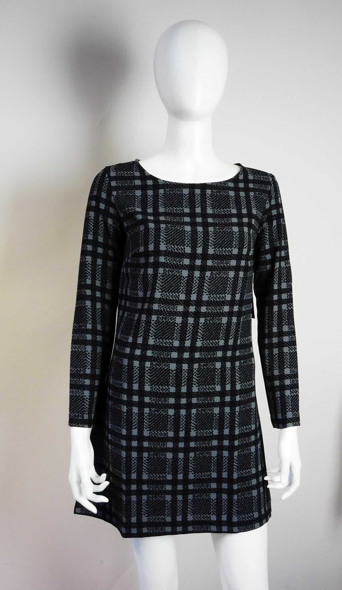 Kleid, sog. Minikleid, Art. RSACRP3136P, Größe S, Foto siehe Anlage,
- aus ca. 0,6 mm dicken, buntbedruckten Geweben aus laut Antrag 95 % Polyester und 5 % Elasthan (beides 
  synthetische Chemiefasern),
- über den Schritt reichend (Rückenlänge: ca. 83 cm), 
- mit einem runden Halsausschnitt,
- ohne Öffnung und ohne Verschluss,
- mit Brustabnähern, 
- mit langen Ärmeln, 
- am unteren Rand durch Umschlagen und Festnähen gesäumt,
- kann aufgrund der Länge ohne ein weiteres, den Unterkörper bedeckendes Kleidungsstück getragen werden.

"Kleid, aus Geweben, für Frauen, aus synthetischen Chemiefasern"