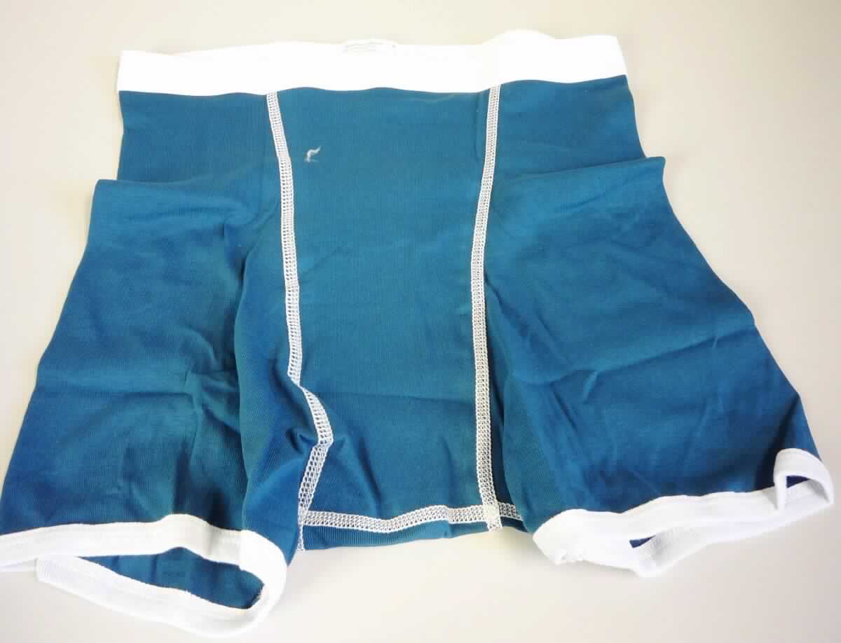 Unterhose, Art. 4443ORG, Größe M, Foto siehe Anlage,
- in einem Polybeutel mit bedrucktem Pappeinleger verpackt,
- aus ca. 0,6 mm dicken, einfarbigen Gewirken aus laut Antrag 100 % Baumwolle, 
- in der Taille abschließend; mit einem ca. 3 cm breiten, elastischen Taillenbund aus Geweben aus Spinnstoffen,
- ohne Eingriff, ohne Öffnung und ohne Verschluss,
- aufgrund des Schnitts eindeutig als Männerkleidung erkennbar,
- mit kurzen Hosenbeinen; an den Beinabschlüssen mit kontrastfarbenen Randeinfassungen aus Gewirken aus 
  Spinnstoffen versehen.

"Unterhose, aus Gewirken, für Männer, aus Baumwolle"