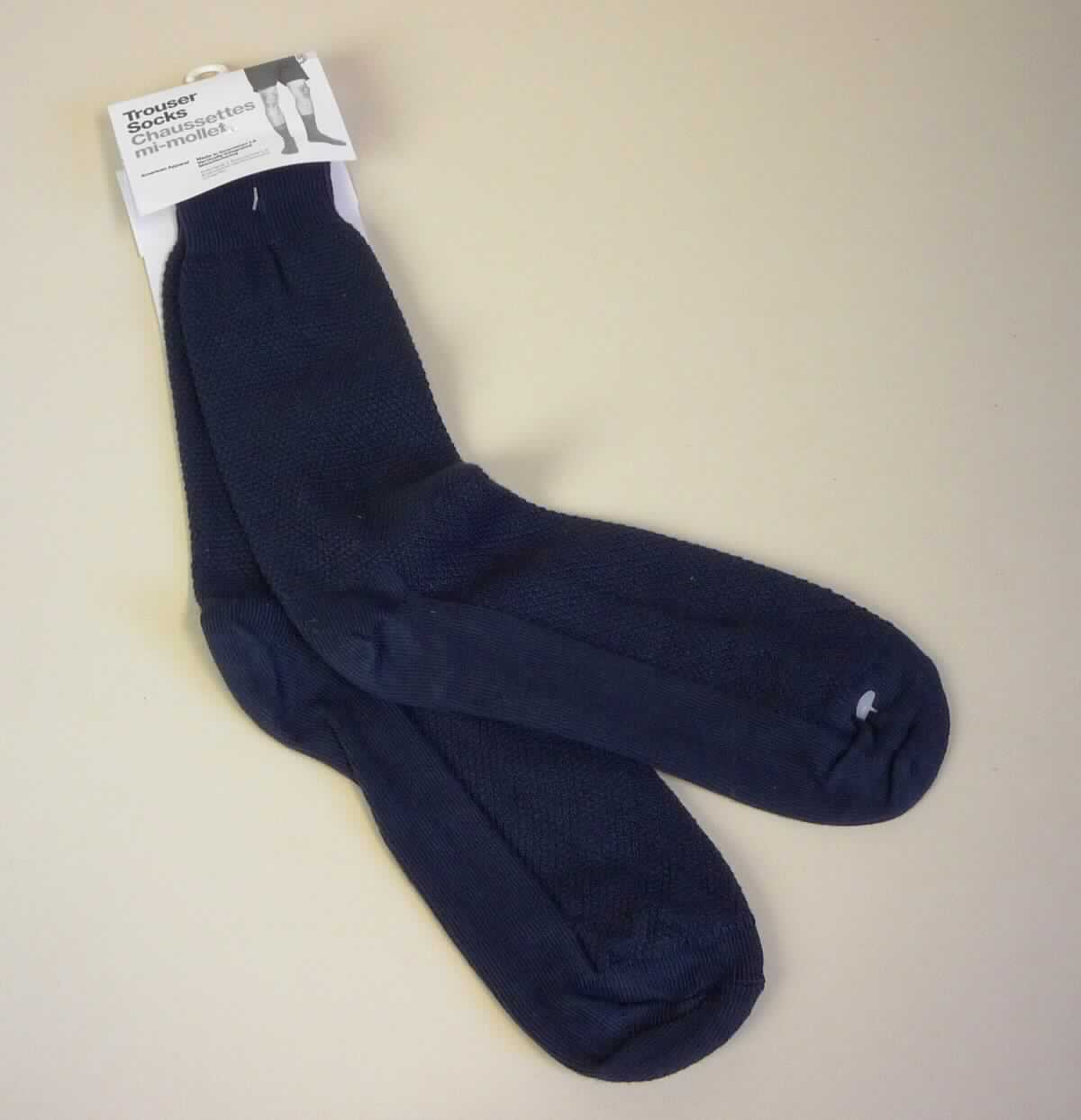 Socken, sog. Strick Strümpfe, Art. RSASKTS, in Erwachsenengröße, Foto siehe Anlage,
- paarweise auf eine bedruckte Pappkarte aufgebracht,
- aus ca. 1,9 mm dicken, einfarbigen, unterschiedlich strukturierten Gewirken aus laut Antrag 50 % Baumwolle 
  und 50 % Modal (künstliche Chemiefasern),
- schlauchförmig abgepasst gewirkt und an den Fußspitzen durch Zusammennähen konfektioniert; mit 
  ausgearbeiteter Ferse, 
- mit einem ca. 5 cm breiten, elastischen Abschluss am oberen Rand,
- die Knöchel bedeckend, nicht über die Waden reichend.

"Socken aus Gewirken, aus künstlichen Chemiefasern"
