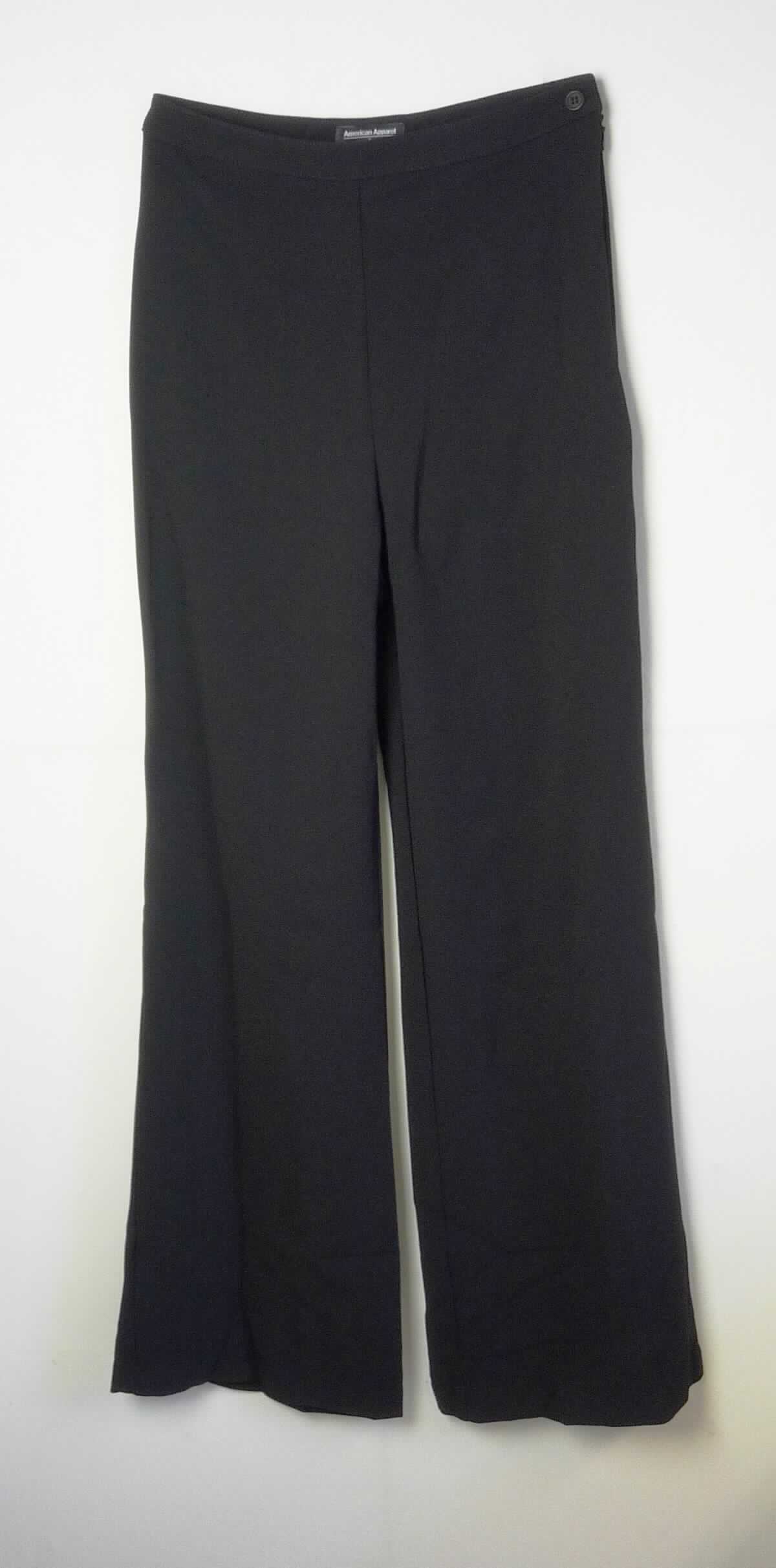 Lange Hose, Art. RSACRP3157, Größe S, Foto siehe Anlage,
- aus ca. 0,5 mm dicken, einfarbigen Geweben aus laut Antrag 95 % Polyester und 5 % Elasthan (beides 
  synthetische Chemiefasern),
- in der Taille abschließend; mit einem angesetzten, ca. 2,5 cm breiten Taillenbund,
- seitlich mit einer kurzen Öffnung mit Reißverschluss, im Bund mit einem Knopfverschluss zu schließen,
- ohne Hinweise auf den Trägerkreis (unisex),
- mit langen Hosenbeinen,
- an den Beinabschlüssen durch Umschlagen und Festnähen gesäumt,
- keine Arbeits- und Berufskleidung.

"Lange Hose, aus Geweben, für Frauen, aus synthetischen Chemiefasern, keine Arbeits- und Berufskleidung, nicht
 nach dem Batik-Verfahren handbedruckt"