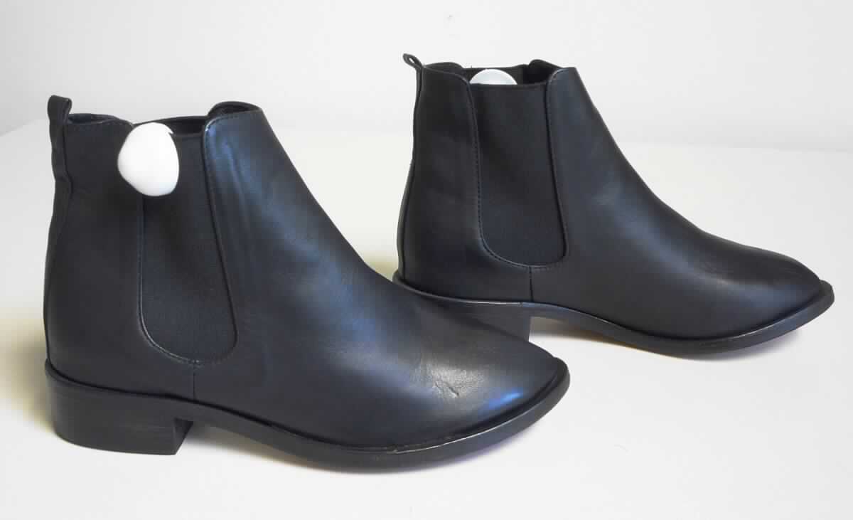 Freizeitstiefel (lt. Antrag: "Lederschuh CTYBT, für Frauen", Foto siehe Anlage)
- mit Laufsohlen aus Leder; ohne Hauptsohle aus Holz,
- mit Oberteil aus Leder (den größten Teil der Außenfläche bildend) und Spinnstoff,
- ohne Metallschutz in der Vorderkappe,
- den Knöchel, jedoch nicht die Wade bedeckend,
- mit einer Länge der Innensohle von mehr als 24 cm,
- für Frauen (u. a. schmaler Schnitt)

"Schuhe mit Laufsohlen und Oberteil aus Leder, andere als in den UPos.
 6403 1200 bis 6403 5111 genannt, für Frauen"
