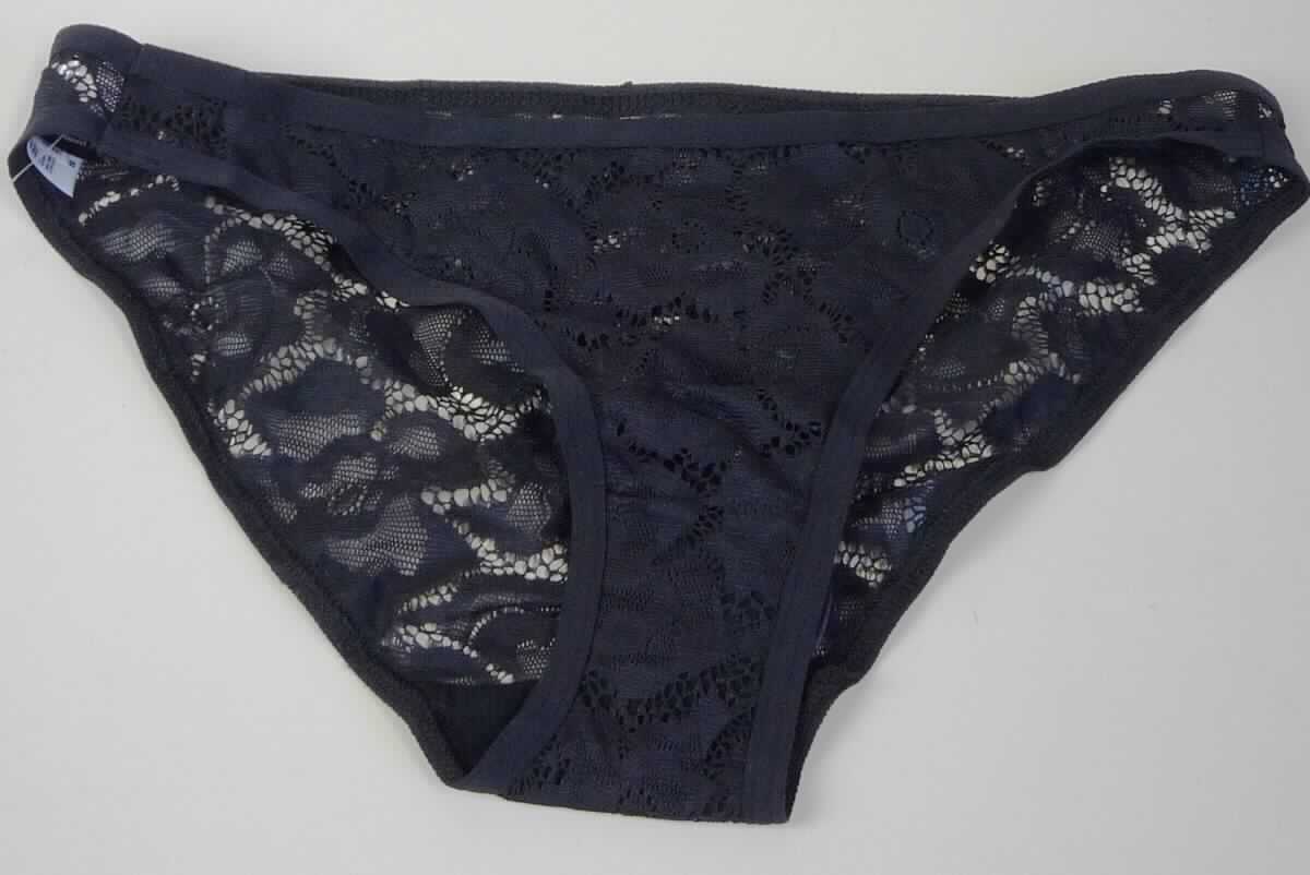Slip, Art. RSALS318, Größe S, Foto siehe Anlage,
- aus ca. 0,4 mm dicken, einfarbigen, durchbrochen gearbeiteten Gewirken aus laut Antrag 95 % Nylon und 
  5 % Elasthan (beides synthetische Chemiefasern),
- als Hüftslip gearbeitet, an allen Rändern mit Randeinfassungen aus Geweben aus Spinnstoffen,
- ohne Öffnung und ohne Verschluss,
- aufgrund des Schnitts eindeutig als Frauenkleidung erkennbar,
- mit hohen Beinausschnitten.

"Slip, aus Gewirken, für Frauen, aus Chemiefasern"