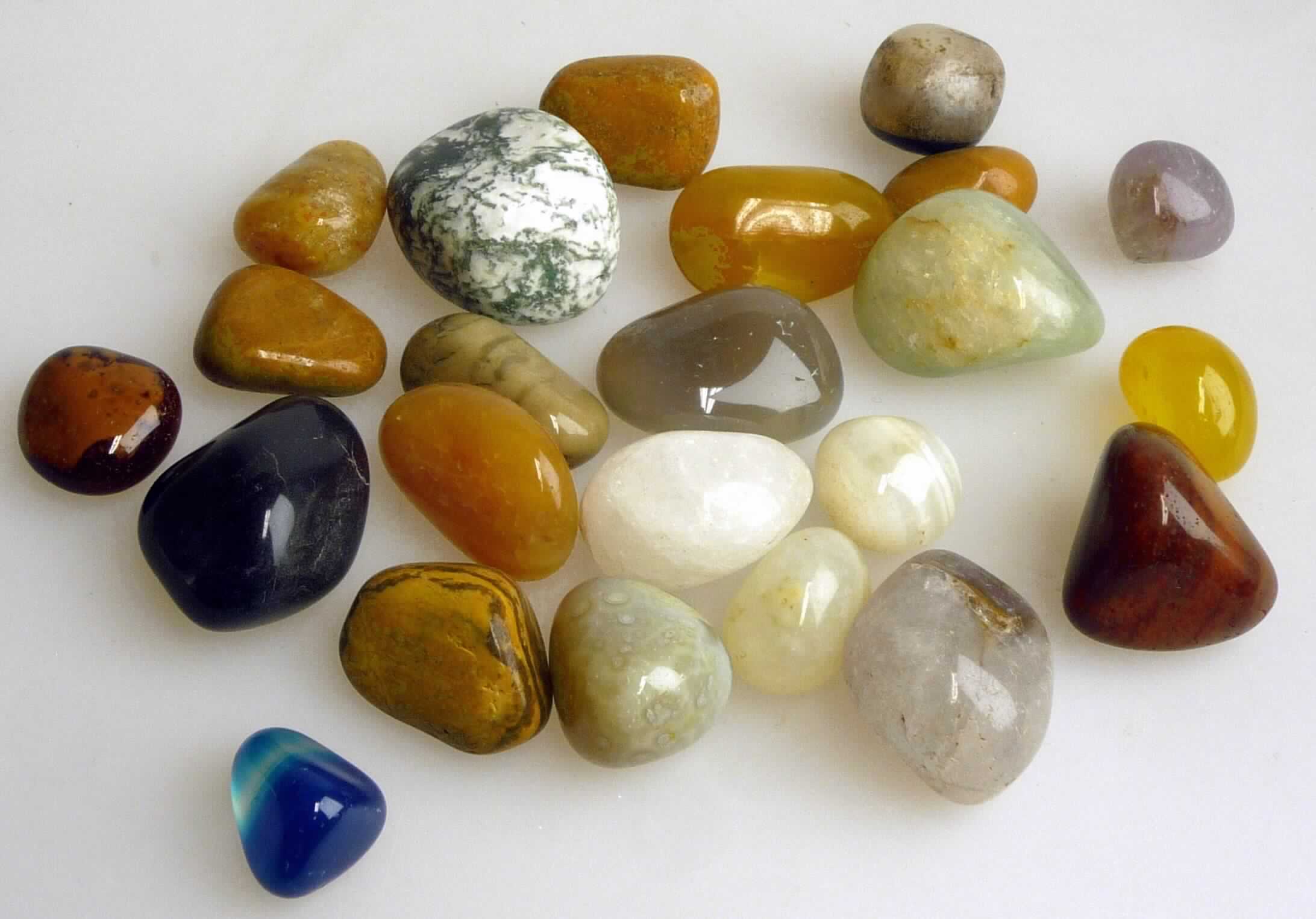 Es handelt sich um natürliche, unterschiedlich große Schmucksteine aus Rosenquarz, Bergkristall, Onyx, Achat, Amethyst, Fluorit, Jaspis gelb, Jaspis rot, Sodalith, Tigerauge und Türkenit. Die Steine sind unregelmäßig geformt, geschliffen und poliert (sog. Trommelschliff). Die Erzeugnisse sind für Dekorationszwecke im Innen- und Außenbereich bestimmt. 

Abbildung siehe Anlage. 

Derartige Erzeugnisse gehören als "andere (als in den Unterpositionen 7103 1000 bis 7103 9100 erfasste) Schmucksteine, bearbeitet, weder aufgereiht noch montiert oder gefasst" zur Codenummer 7103 9900 00 0 des Zolltarifs.