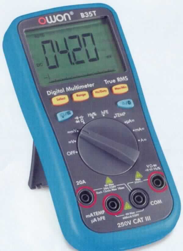 Sog. Profi-Multimeter, in Form einer Warenzusammenstellung in Aufmachung für den Einzelverkauf aus
- einem Multifunktionsgerät (charakterbestimmend in Hinblick auf die Verwendung), im Wesentlichen bestehend
  aus einem Gehäuse (Abmessungen: 185 x 87 x 37 mm) mit einem LC-Display, sechs Drucktastknöpfen,
  einem Drehwahlschalter, vier Anschlussbuchsen, einem ausklappbarem Standfuß, integriertem 
  Bluetooth (hiermit können Messergebnisse in eine App übertragen und dort gespeichert werden) 
  sowie einem Batteriefach und einem Gewicht von 280 g (Abbildung siehe Anlage),
- zwei Messgeräte-Prüfleitungen, zwei Krokoklemmen, einem Temperaturfühler, einem Multi-Messadapter,
  einer Anleitung und einer Nylontasche zur dauerhaften Aufbewahrung des Multimeters.
Das Multifunktionsgerät dient gleichermaßen (daher ohne kennzeichnende Hauptfunktion) zur Spannungs-, Strom-, Widerstands-, Kapazitäts-, Frequenz-, Tastgrad- und Temperaturmessung sowie zur Durchführung von Diodentests und Durchgangsprüfung.

Die Ware wird als "Gerät zum Messen oder Prüfen elektrischer Größen, kein Zähler der Position 9028, andere als in den Unterpositionen (HS) 9030 10 bis 9030 40 genannt, nicht zum Messen oder Prüfen von Halbleiterscheiben (wafers) oder Halbleiterbauelementen, nicht mit Registriervorrichtung, elektronisch, nicht für zivile Luftfahrzeuge" eingereiht.

Anlage: 1 Abbildung
