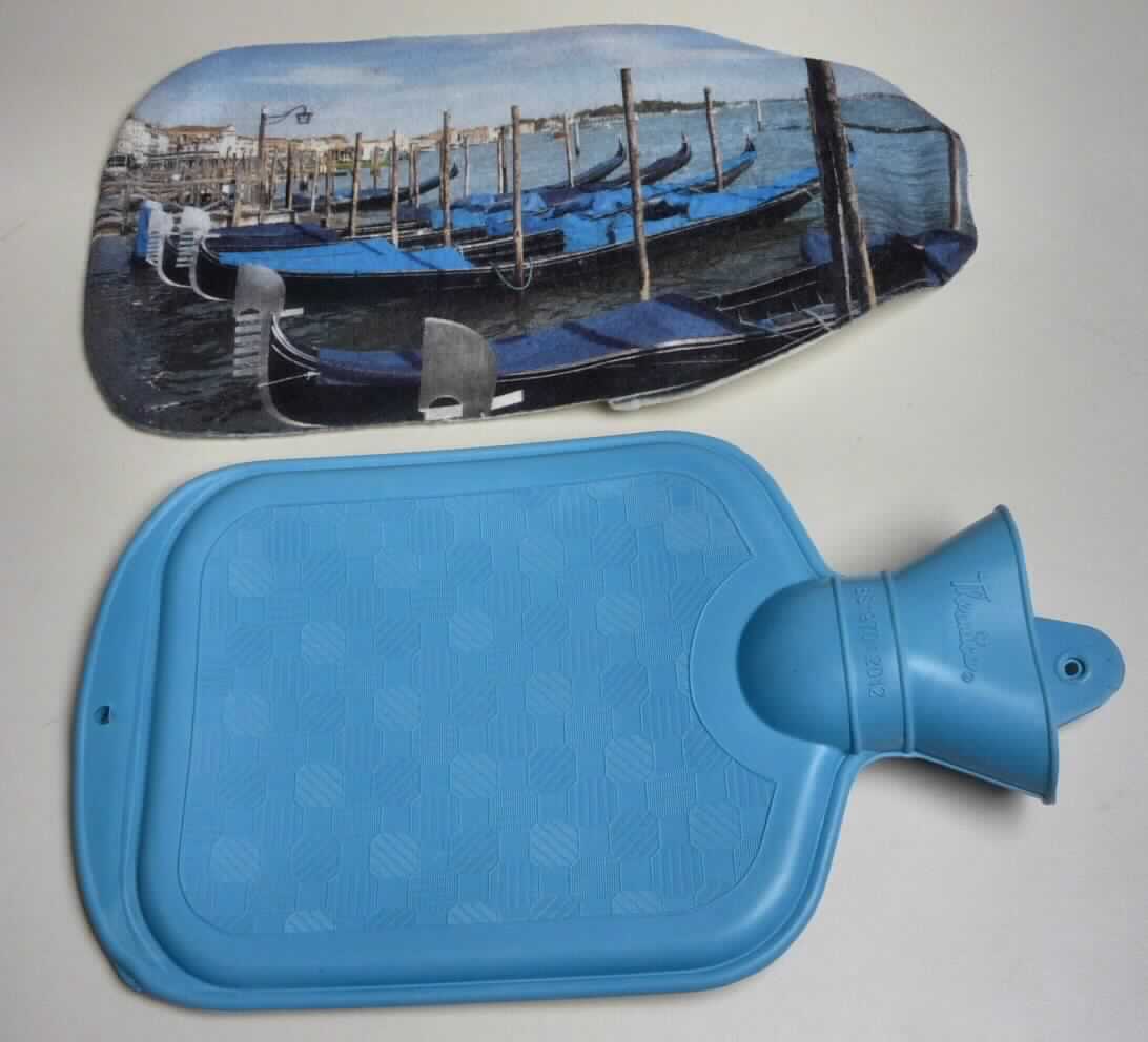 Angaben des Antragstellers:
Wärmflasche hellblau, inkl. bedruckbarer Hülle
Material: Kautschuk; bedruckbare Hülle: 100 % Polyester; Größe: 295 x 160 mm
Wärmflasche und Hülle werden in gleicher Anzahl, getrennt voneinander verpackt, von einem Lieferanten geliefert. Die Ware wird als Set verkauft.

Untersuchungsergebnisse an einem Warenmuster:
Wärmflasche aus einem blauen, elastischen Material mit Schraubverschluss (Abmessungen: ca. 29,3 x 16,5 cm) und eine zur Wärmflasche passende, einseitig bedruckte Hülle aus weißem Spinnstoff (Gewirke).

Befund:
Es liegt eine Wärmflasche aus Weichkautschuk mit Hülle im Sinne der Unterposition 4014 9000 vor.