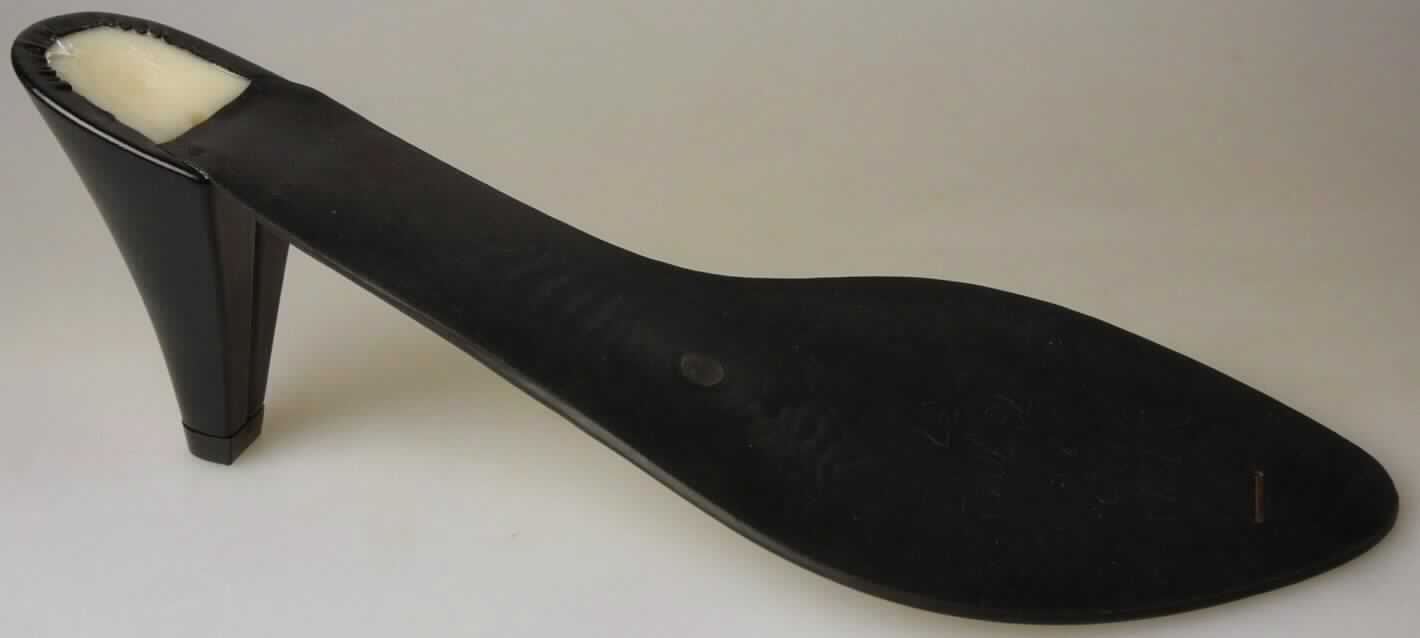 Schuhteile/Laufsohlen mit Absatz (lt. Antrag: "Sohle verbunden mit Absatz", Foto siehe Anlage)
- aus (lt. Antrag) Kunststoff,
- an der Unterseite leicht profiliert,
- nicht handgearbeitet

"Schuhteile (Laufsohlen) aus Kunststoff, nicht handgearbeitet"