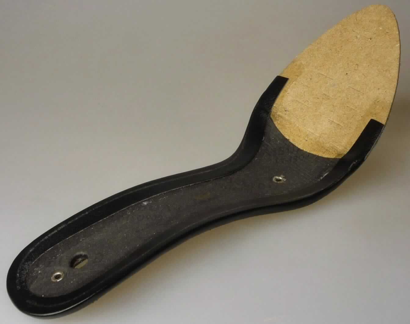 Schuhteile/Brandsohlen (lt. Antrag "Brandsohle", Foto siehe Anlage)
- annähernd in der Form einer Fußsohle,
- werden in die Schuhe dauerhaft eingearbeitet (damit keine Einlegesohle),
- nicht handgearbeitet

"Schuhteile (Brandsohlen), nicht handgearbeitet"
