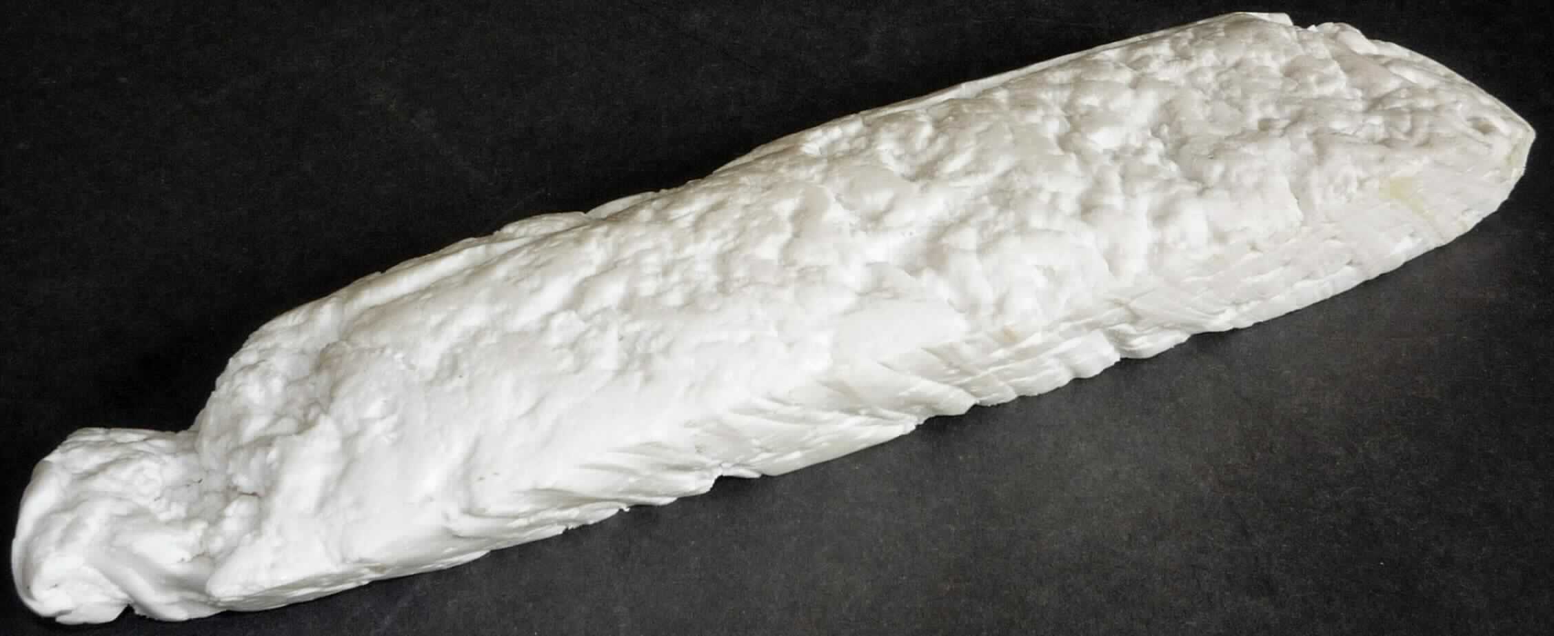 Angaben des Antragstellers:
Fluorkautschuk mit integriertem Vernetzer (CAS 75768-65-9 / 1478-61-1)
Terpolymer aus Vinylidenfluorid, Hexafluorpropylen und Tetrafluorethylen

Untersuchungsergebnisse an einem Warenmuster:
Weißer, unregelmäßiger Block aus einem elastischen, gummiartigen Material (siehe Abbildung).

Befund:
Es liegt ein Fluorelastomer im Sinne der Position 3904 vor.