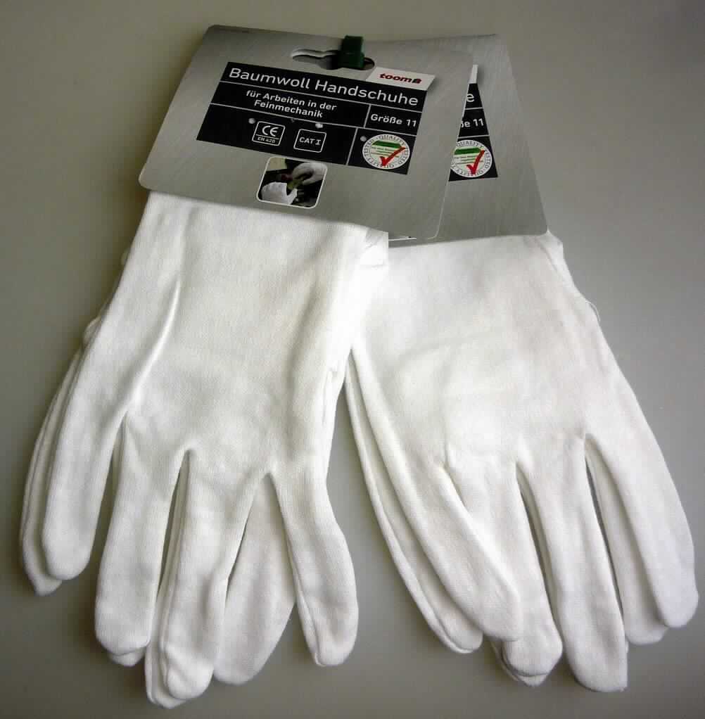 Fingerhandschuhe, sog. Handschuhe fine mechanic glove, Art. 9427908, Größe 11, Foto siehe Anlage,
- paarweise an einem bedruckten Pappaufhänger angebracht,
- als Fünffingerhandschuhe gearbeitet,
- aus ca. 0,5 mm dicken, einfarbigen Gewirken aus laut Antrag 100 % Baumwolle,
- am unteren Rand durch Umschlagen und Festnähen gesäumt.

"Fingerhandschuhe, aus Gewirken, andere als in der Unterposition 6116 10 genannte, aus Baumwolle"