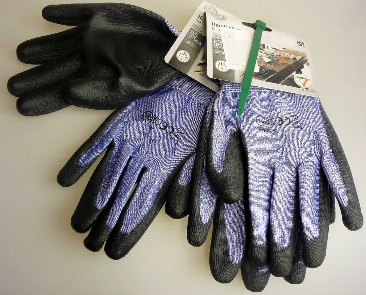 Fingerhandschuhe, sog. Handschuhe Cutting glove plus, Art. 9428400, Größe L/9, Foto siehe Anlage,
- paarweise an einem bedruckten Pappaufhänger angebracht, 
- als Fünffingerhandschuhe gearbeitet,
- aus buntgewirkten Gewirken aus laut Antrag Polyethylen (synthetische Chemiefasern),
- abgepasst gewirkt,
- nachträglich mit Ausnahme des größten Teils der Stulpe, des Handrückens und Teilen der Fingeraußenseiten
  einseitig (Außenseite) im Tauchverfahren mit laut Antrag Nitril (Kautschuk; kein Zellkautschuk) überzogen,
- mit einer elastischen Stulpe,
- am unteren Rand durch eine Überwendlichnaht gesäumt.

"Fingerhandschuhe, aus Gewirken, mit Kautschuk überzogen"