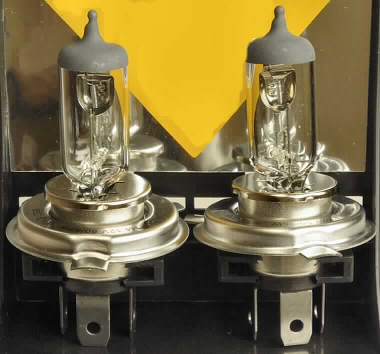 Halogenlampe
- aus einem mit Xenon-Halogengas gefüllten Glaskolben mit Wolfram-Glühwendel und
  Sockel (P43 T),
- für eine Spannung von 12 Volt bei einer Leistung von 60/55 Watt,
- zwei Stück zur Verwendung in Kfz-Scheinwerfern, verpackt in einer zum dauerhaften 
  Gebrauch geeigneten, spezifisch geformten Kunststoffbox.
(Abbildung siehe Anlage)

"Wolfram-Halogen-Glühlampe, von der für Kraftfahrzeuge verwendeten Art"